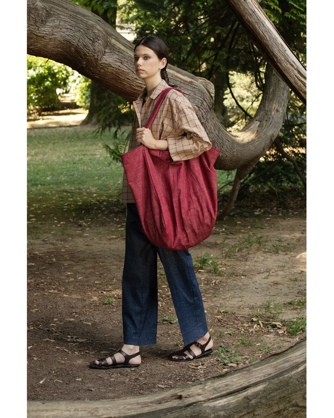 THE GIANT BAG. Giving power to your outfit, while remaining your most trusted everyday companion.

* 'Checks' boxy jacket + Barrel spring denim pant
* Froiss&eacute; chemisier dress + Gar&ccedil;onne wide pants