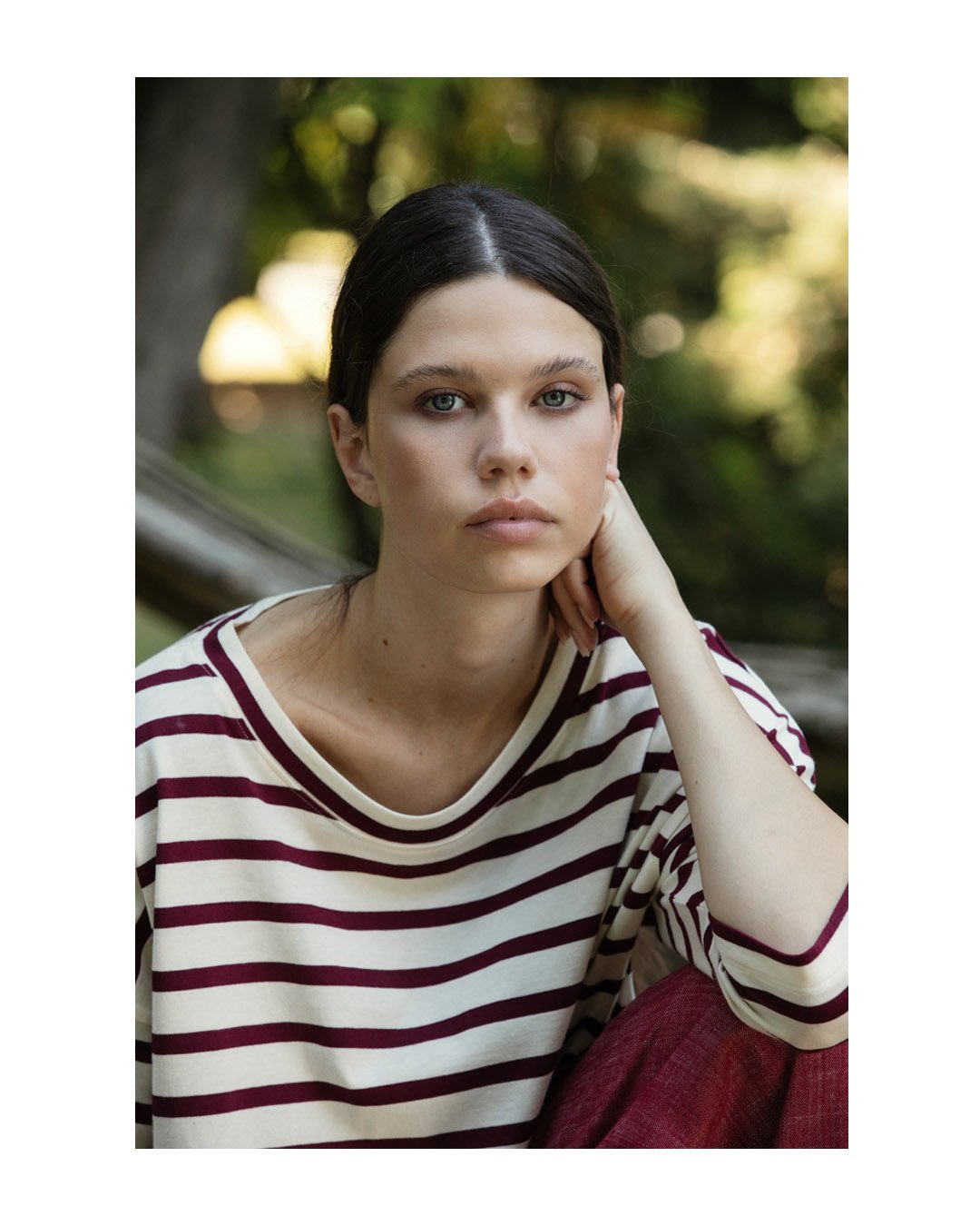 Welcoming the coming spring with its timeless stripes.
A long-sleeve wide T-shirt in heavy cotton jersey, effortless and essential.