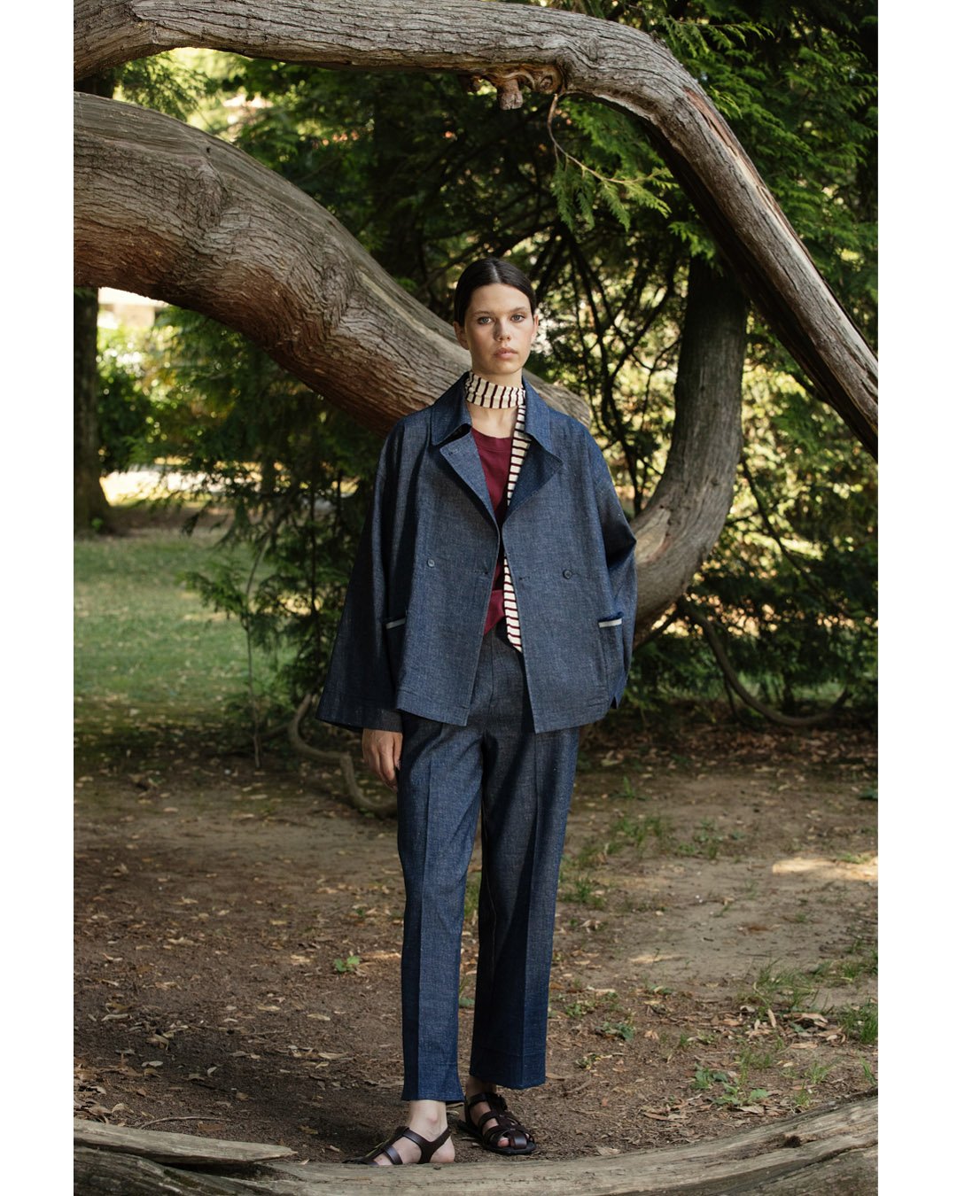 Denim suit. A double-breasted set reimagined with relaxed tailoring and easy volumes.