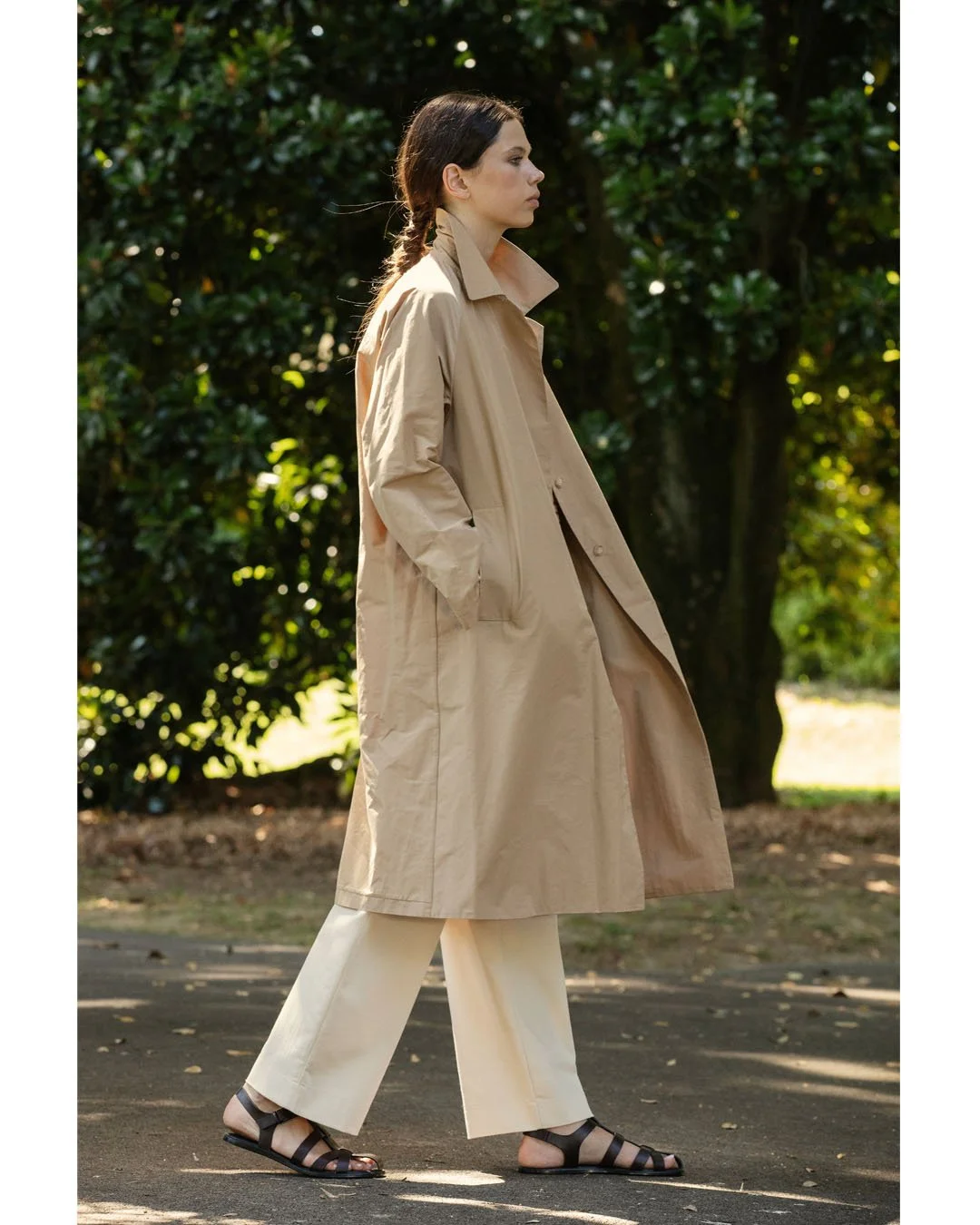 Lightweight packable rainwear trench.
Made for travel and everyday commuting. Easy to carry, ready for any weather. 🌦️