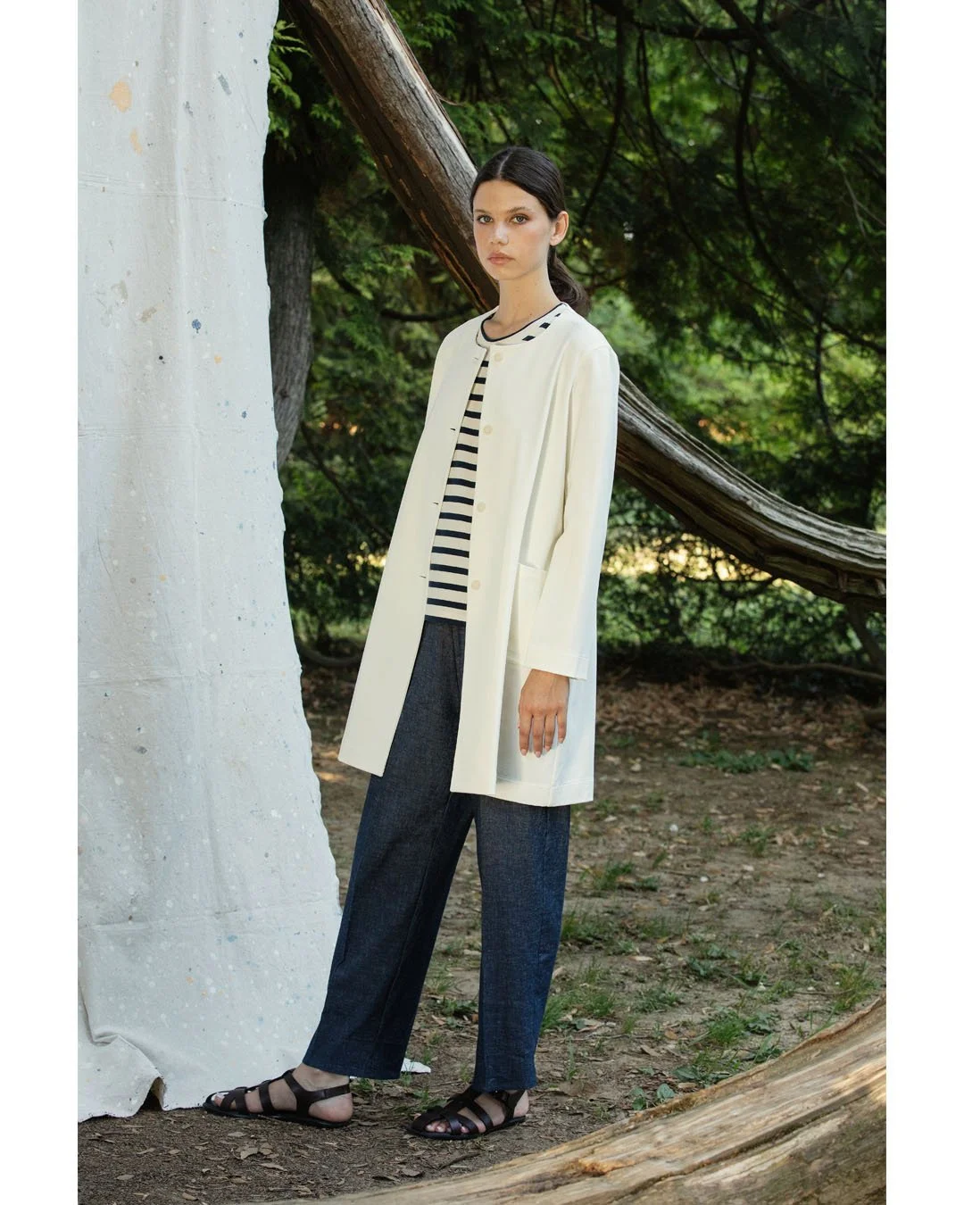 La marini&egrave;re. Once the uniform of the French Navy and a timeless icon of French style.
Here reinterpreted with a crew-neck Punto Milano caban and linen-denim trousers.