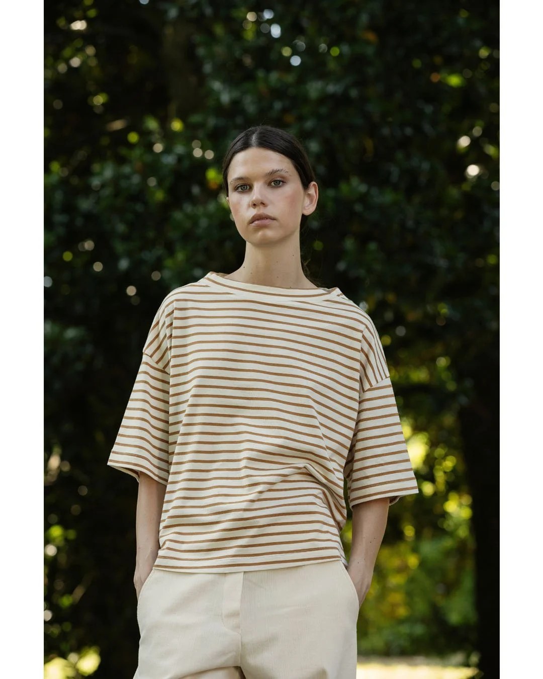 Heavy jersey for bold shapes. A T-shirt with character, comfortable in fit and perfectly weighted for spring.