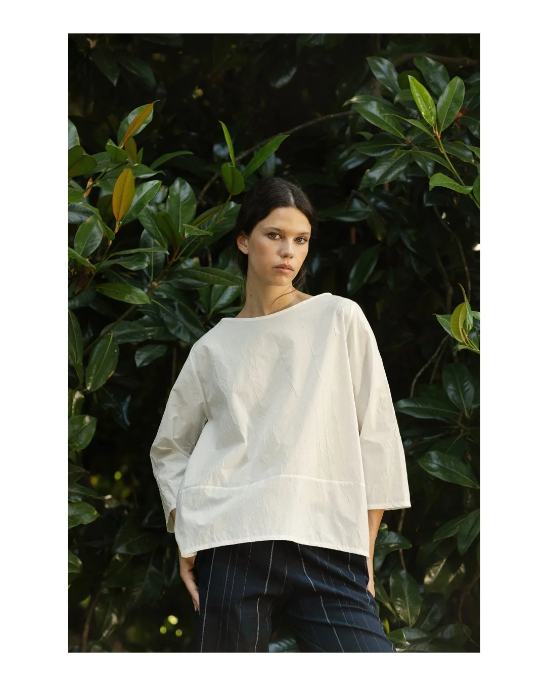 Let the fabric do its best, giving substance and tridimensionality to your look.

* Poplin blouse with irregular pleats.