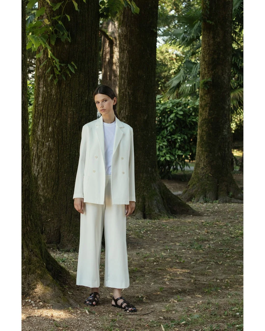 Ivory double-breasted suit.
An easy version in Punto Milano, our take on a seasonal must-have.