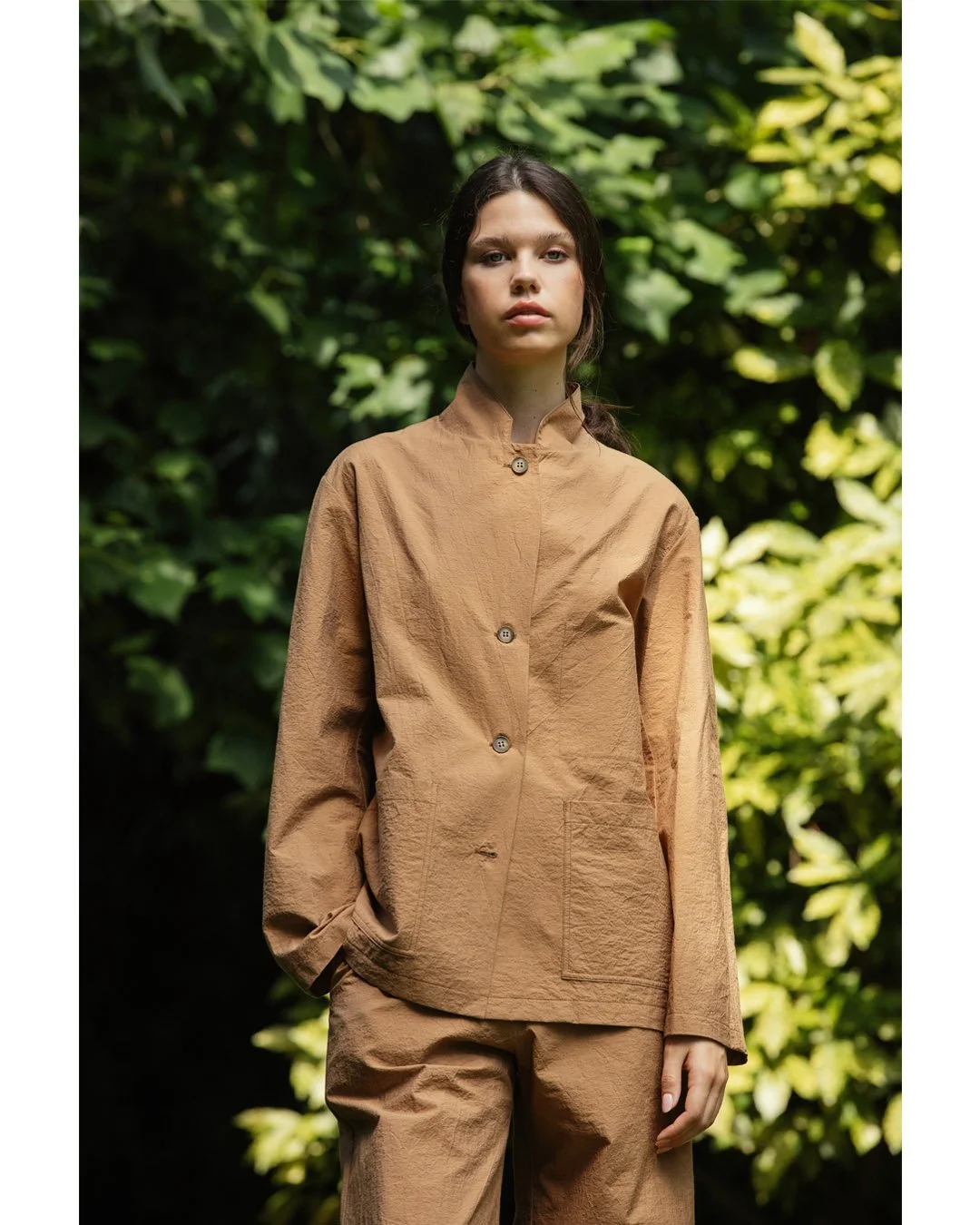 Meet the froiss&eacute; story.
Light cotton with a hint of polyamide for that naturally crinkled, airy feel.
Choose from four tones&mdash;blush, tobacco, cactus, grey&mdash;or striped versions in cognac and grey on white.