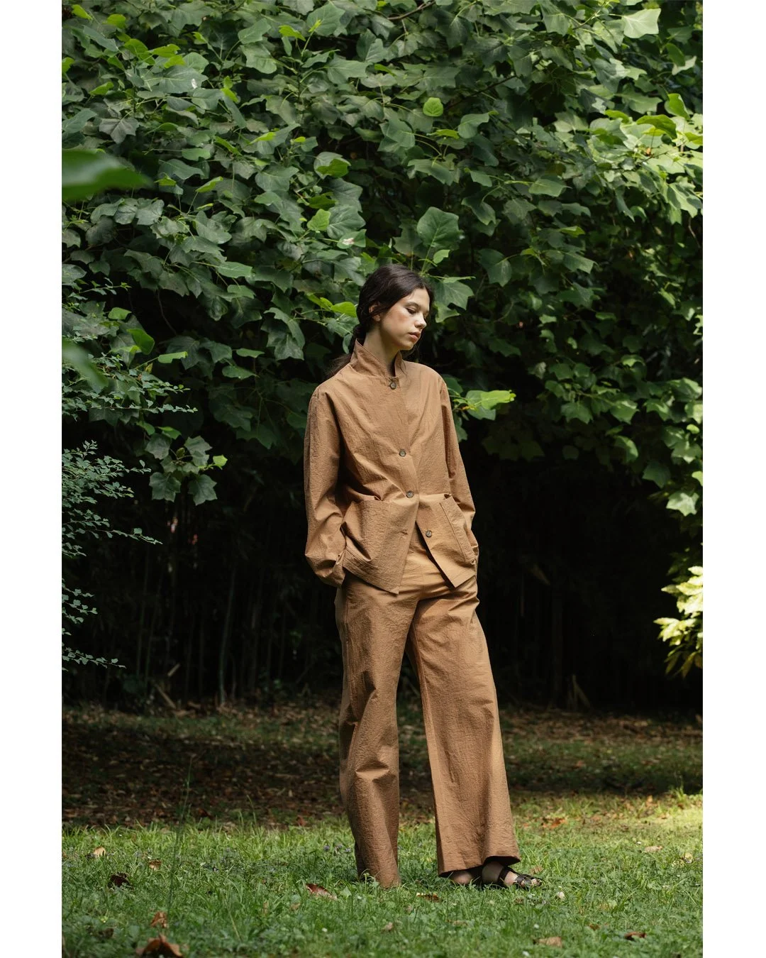 FROISS&Eacute;, chapter one. A solid tobacco set: boyfriend jacket and wide-leg trousers. Relaxed, textured, effortlessly refined.
