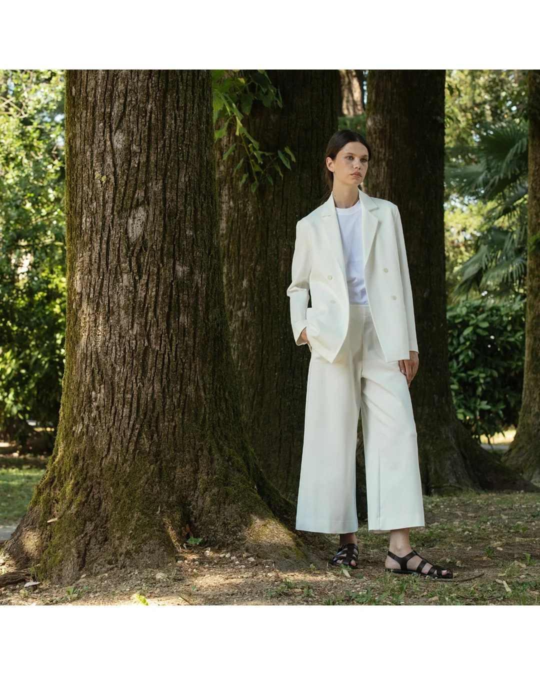 May, the season of special occasions.
An ivory fluid set designed for effortless elegance, styled with a double-breasted jacket or a sleeveless blouse with subtle side openings.