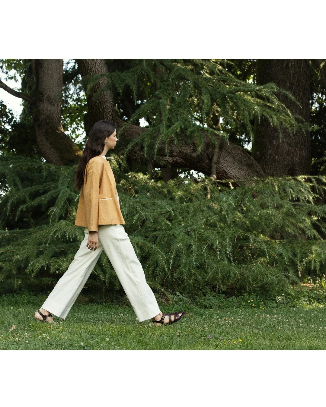 Walking away in cool off-white spring denim.
Light, effortless, made for brighter days ahead.
