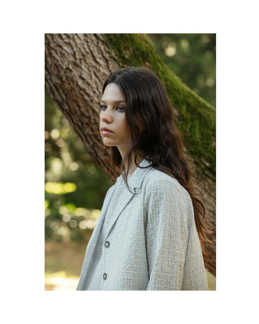 Always seeking new volumes and textures.
Today we present a seersucker version of our rounded flared blazer.