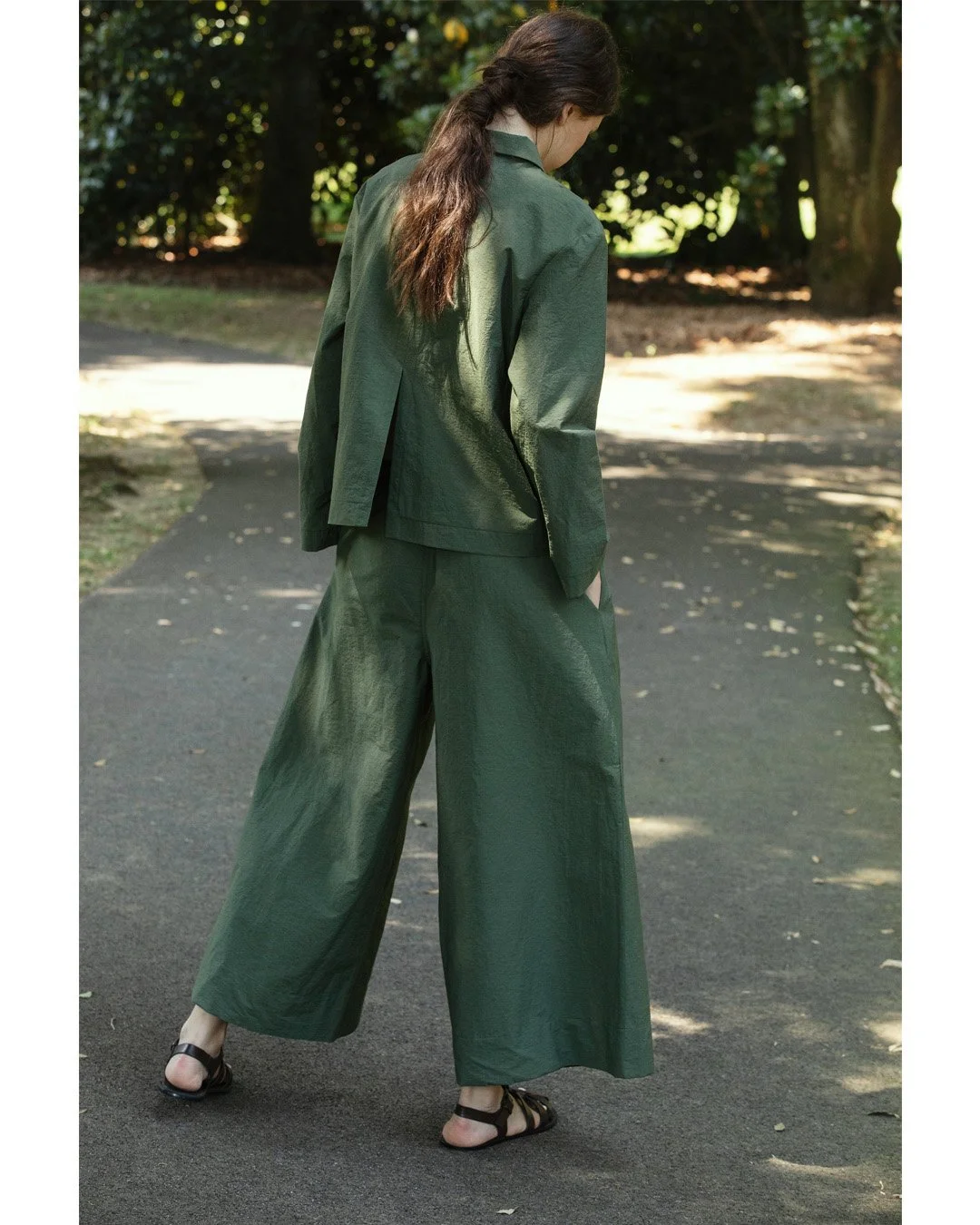 Lightness, freedom of movement, practicality.
A sober style with quiet grace.
And then the fabric: a froiss&eacute; cotton with a softly crinkled texture and subtle Japanese-inspired echoes.