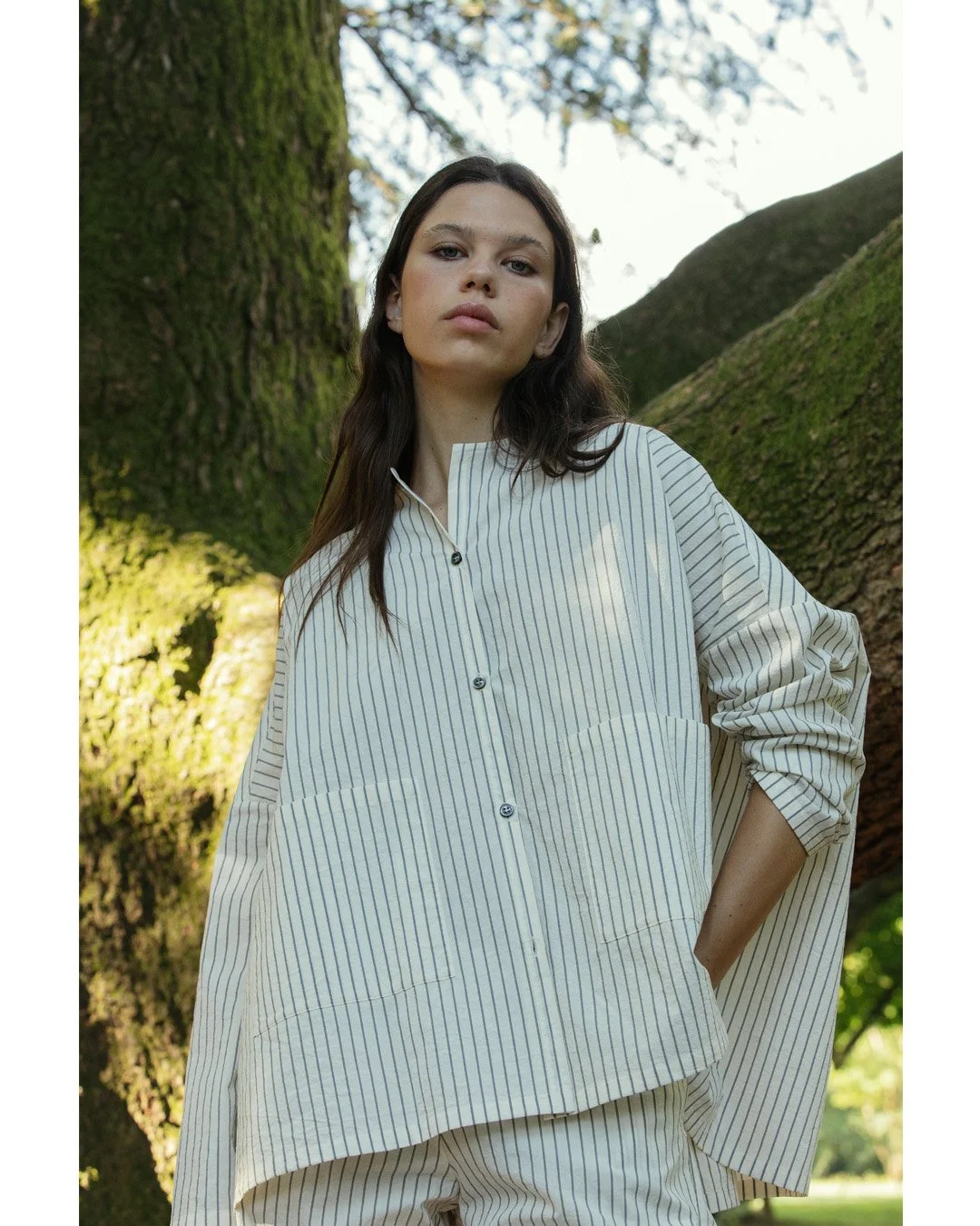Playing with stripes and generous volumes.
Oversized square shirt with large pockets, paired with ecru pinstripe wide-leg trousers.