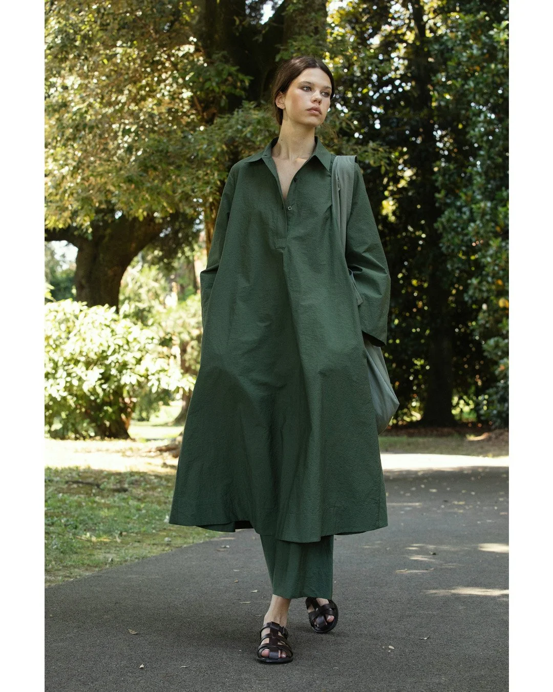 Urban chemisier in deep green.
Cut like an elegant uniform, full of character. Perfectly paired with wide-leg trousers.