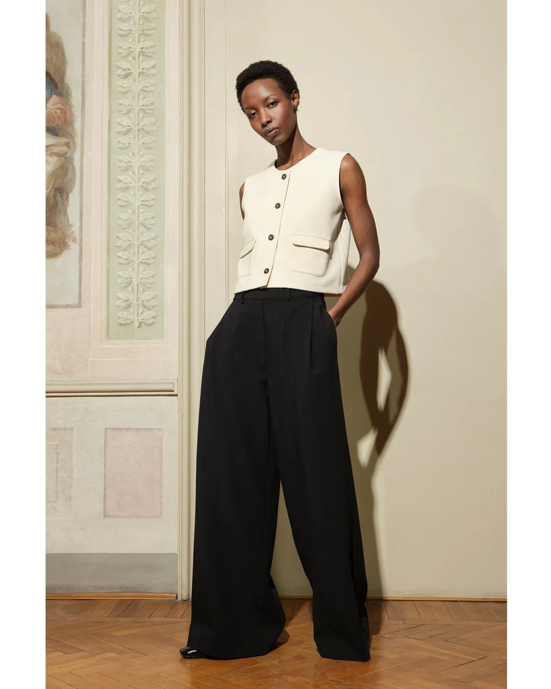 A FLUID COMBINATION. Formal tailoring takes a more relaxed turn. A clean crew neck, boxy cropped shape and four-button front, paired with generous palazzo trousers. Polished, but never too formal.
