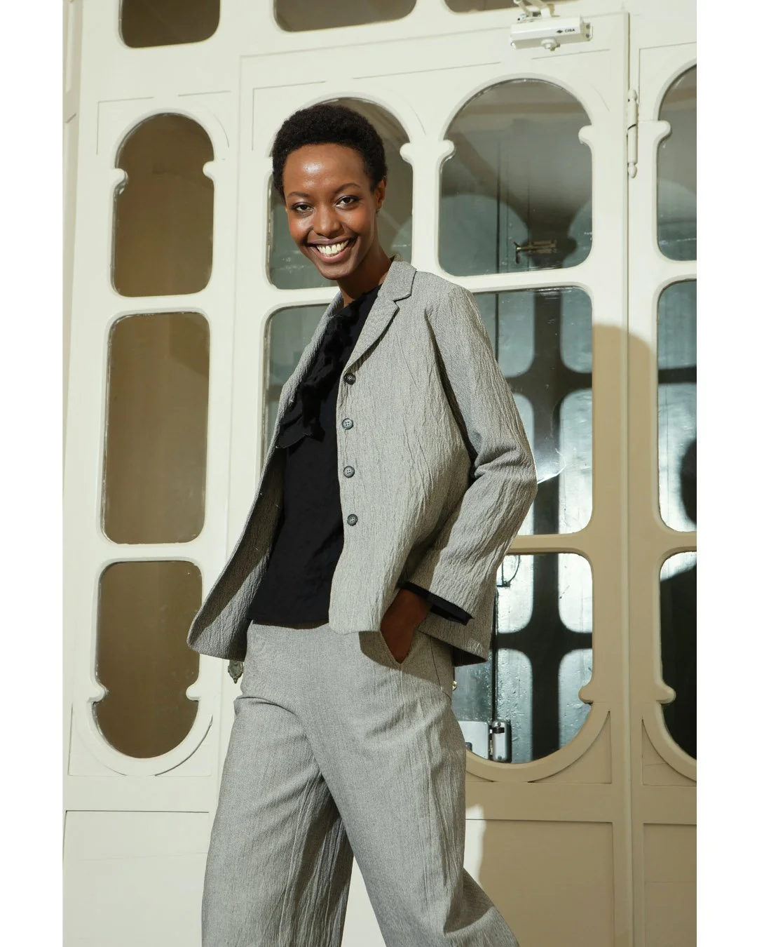OFFICE, BUT NOT TOO SERIOUS. The pronounced crinkled texture breaks up the salt-and-pepper base, while the high English-style fastening makes the whole look feel sharper and more distinctive.