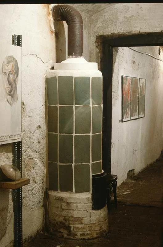 Galerie  - Zu Unters't - , Grundofen, Kachel und Ziegel, 1988