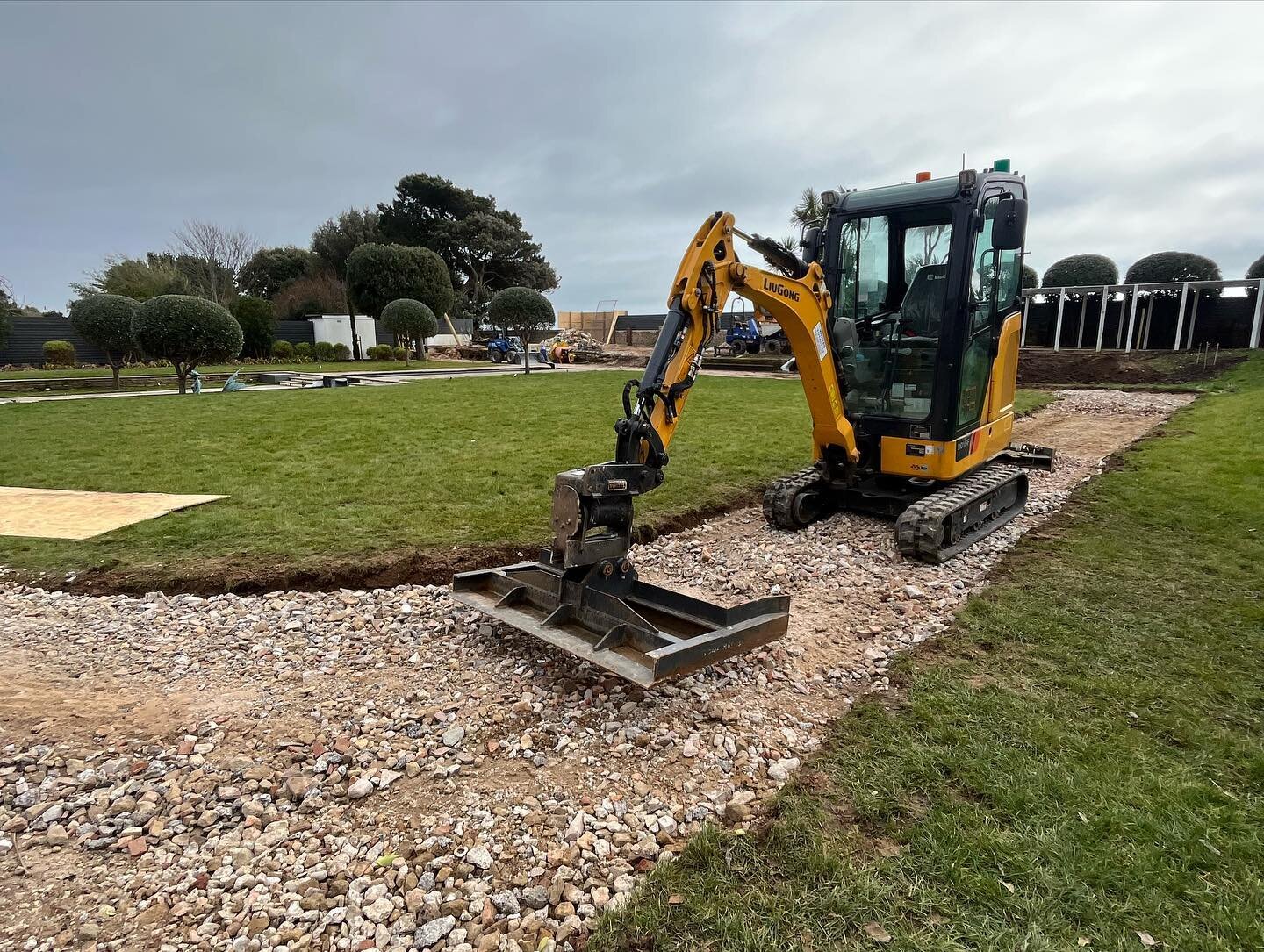 Using our #multione and #conecrusher to create on-site recycled crushed concrete from the demolition. Which is being used to start creating new paths and paving areas.
@chichestergardens @mousevalleyequipment @liugongdirectuk @compactloaders_uk @auge
