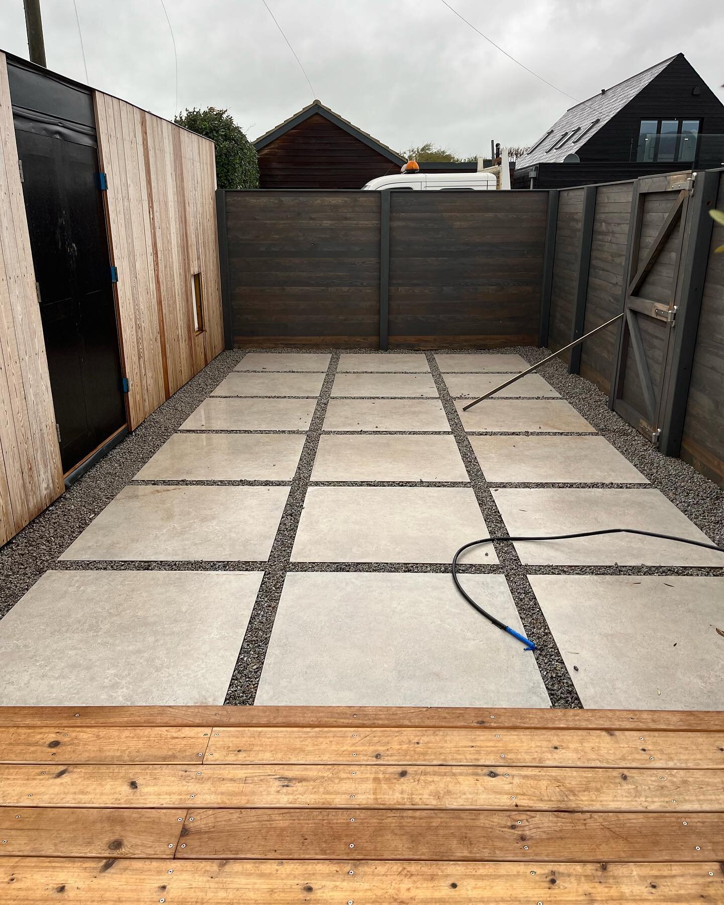 New paving, driveway, edgings and fencing done at our project with @chichestergardens in East witterings. Thanks for the help @alexosmastonfarrant