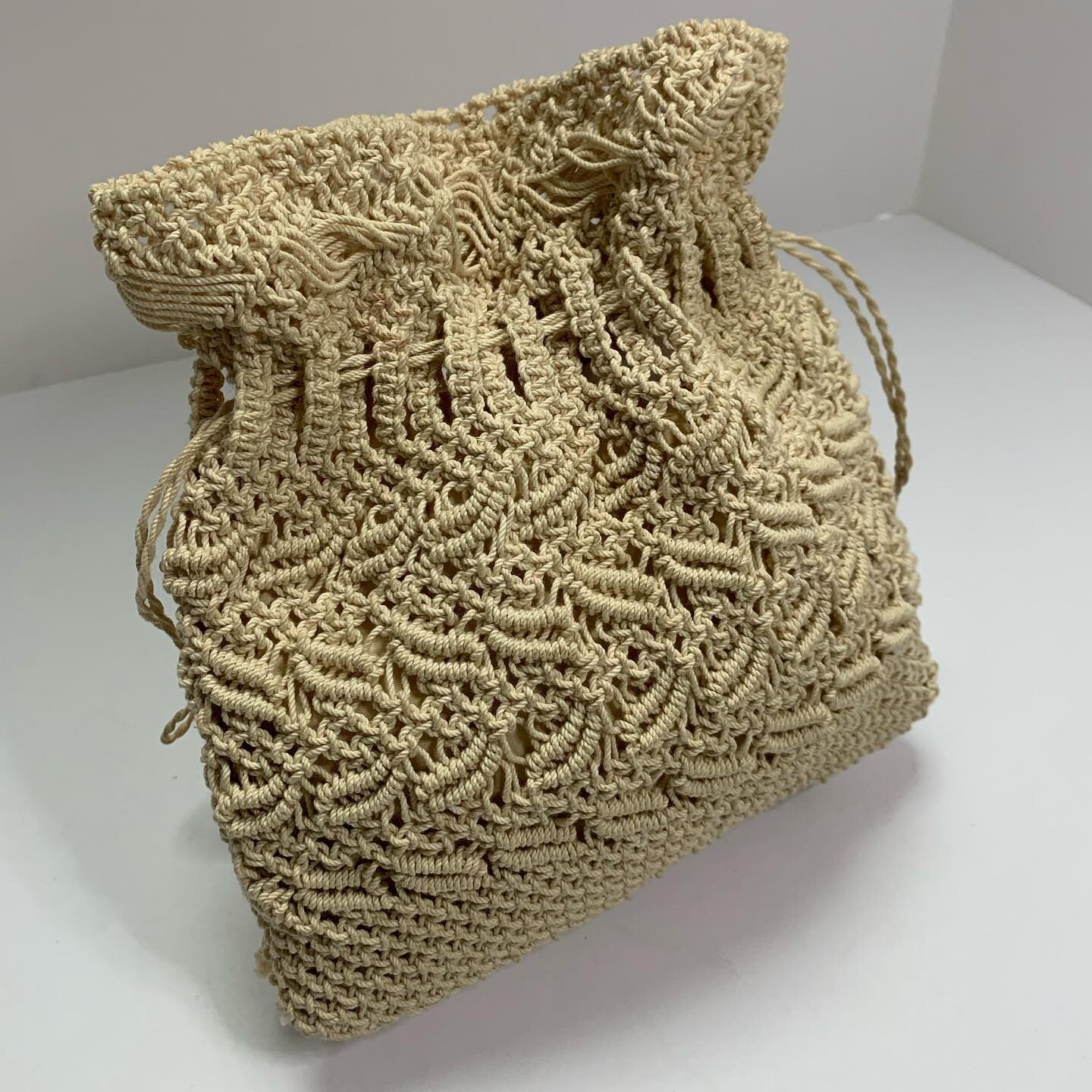 This chic, handwoven purse is going for a song this weekend in my summer bag blowout @thehuntct ! #vintagesale #vintagebags #summervibes #summerfashion #bohostyle #luxelook