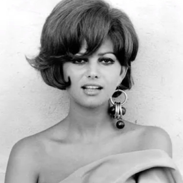 When one amazing earring is all you need #claudiacardinale #beauty #italianstyle #vintagefinds #vintagejewelry #beyourself #wearsomethingdifferent #fridayvibes