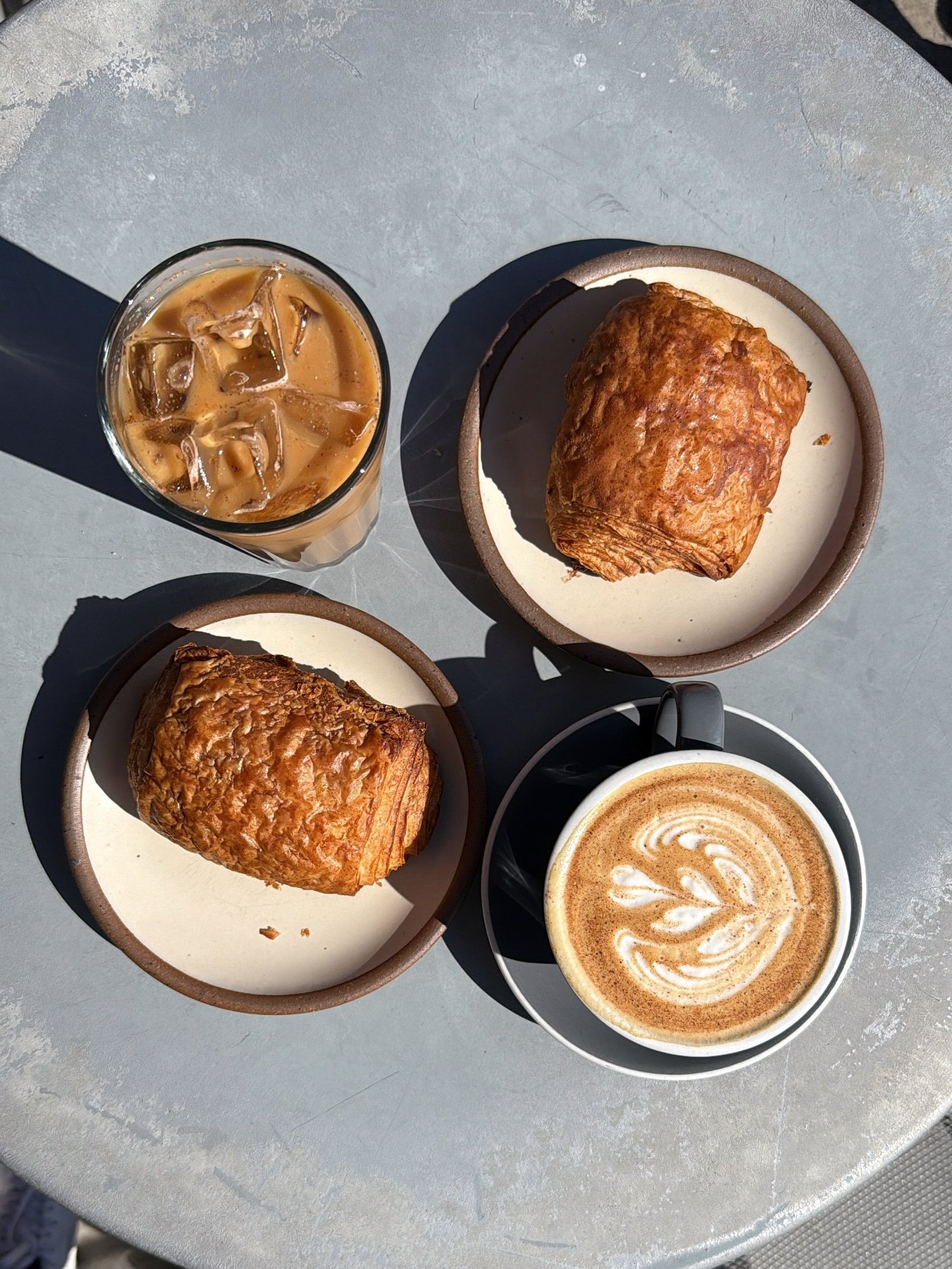 time well spent @wildlovebakehouse with @kenzieduffey 🍂🥐☕️ 

🏷️ #coffee #croissant #chocolatelovers #foodblogfeed #weekend