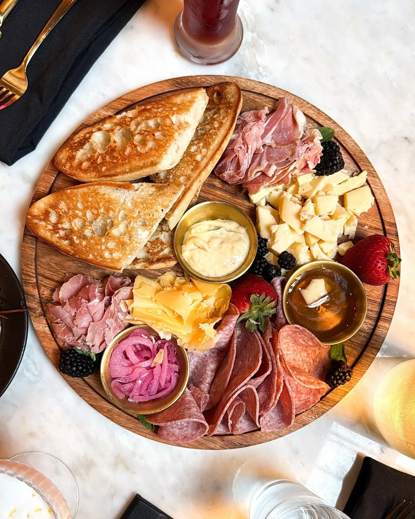 celebrated our 5th wedding anniversary last night @fioriloungeknox where the food &amp; drinks never disappoint!🤍🥂🍓🧀🦞🍃 

#knoxeats #foodie #foodiesofinstagram #charcuterie #cocktails #cheers