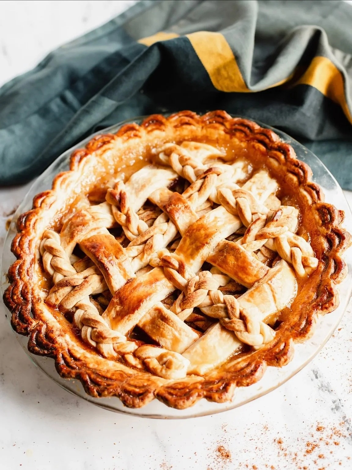 Bringing this homemade apple pie magic to Thanksgiving dinner 🥧✨ There&rsquo;s nothing like the smell of cinnamon, nutmeg, and buttery crust baking away &mdash; it&rsquo;s pure fall comfort in dessert form 🍎🍂 link in bio.

🏷️ #thanksgivingdessert