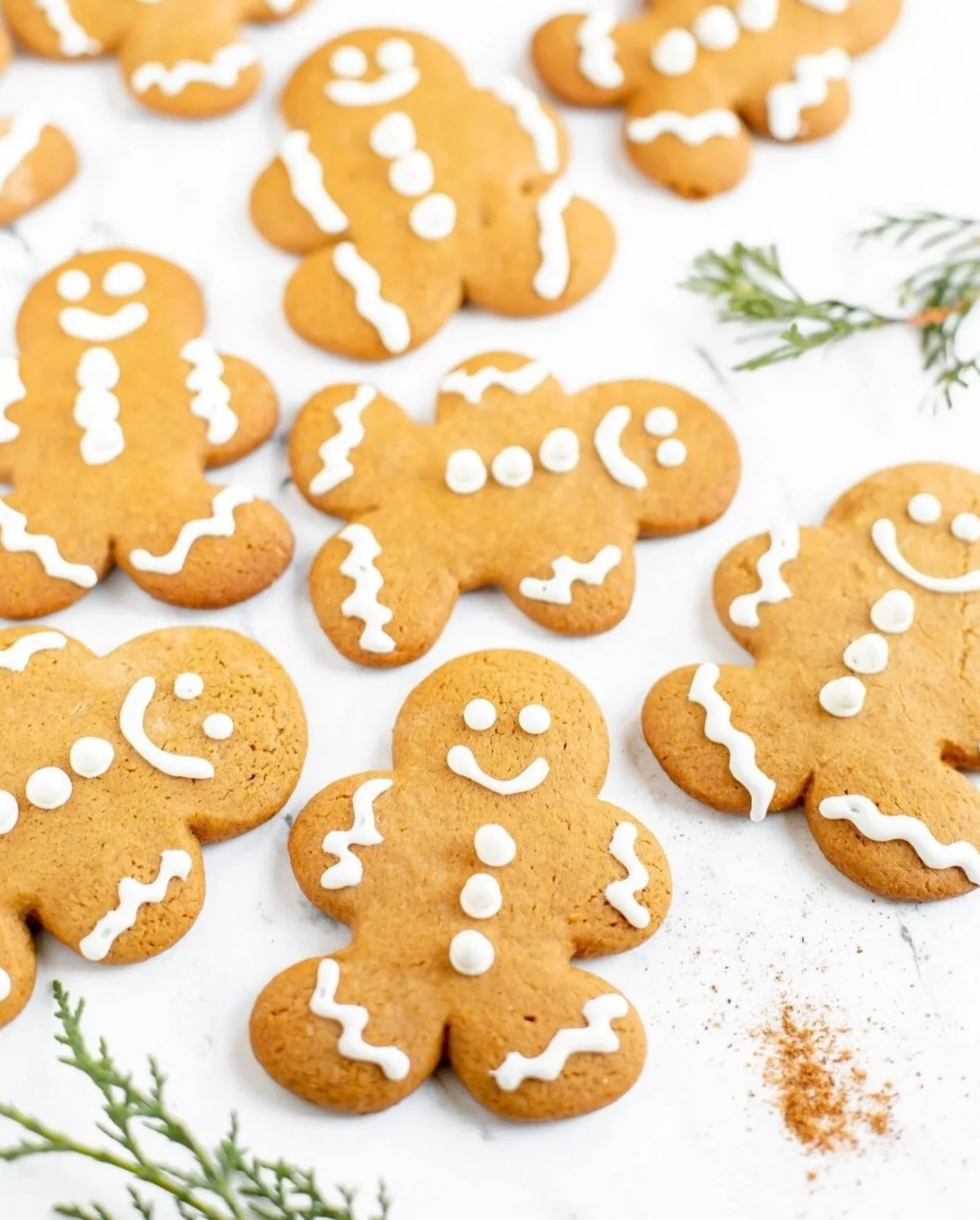 The kind of cookie that makes the house smell like Christmas and disappears faster than you expect. Soft maple gingerbread cookies🍪🤎 grab recipe through link in bio🫶🏻 

🏷️ #christmascookies #gingerbread #cookiesforsanta #cookierecipe #christmasr