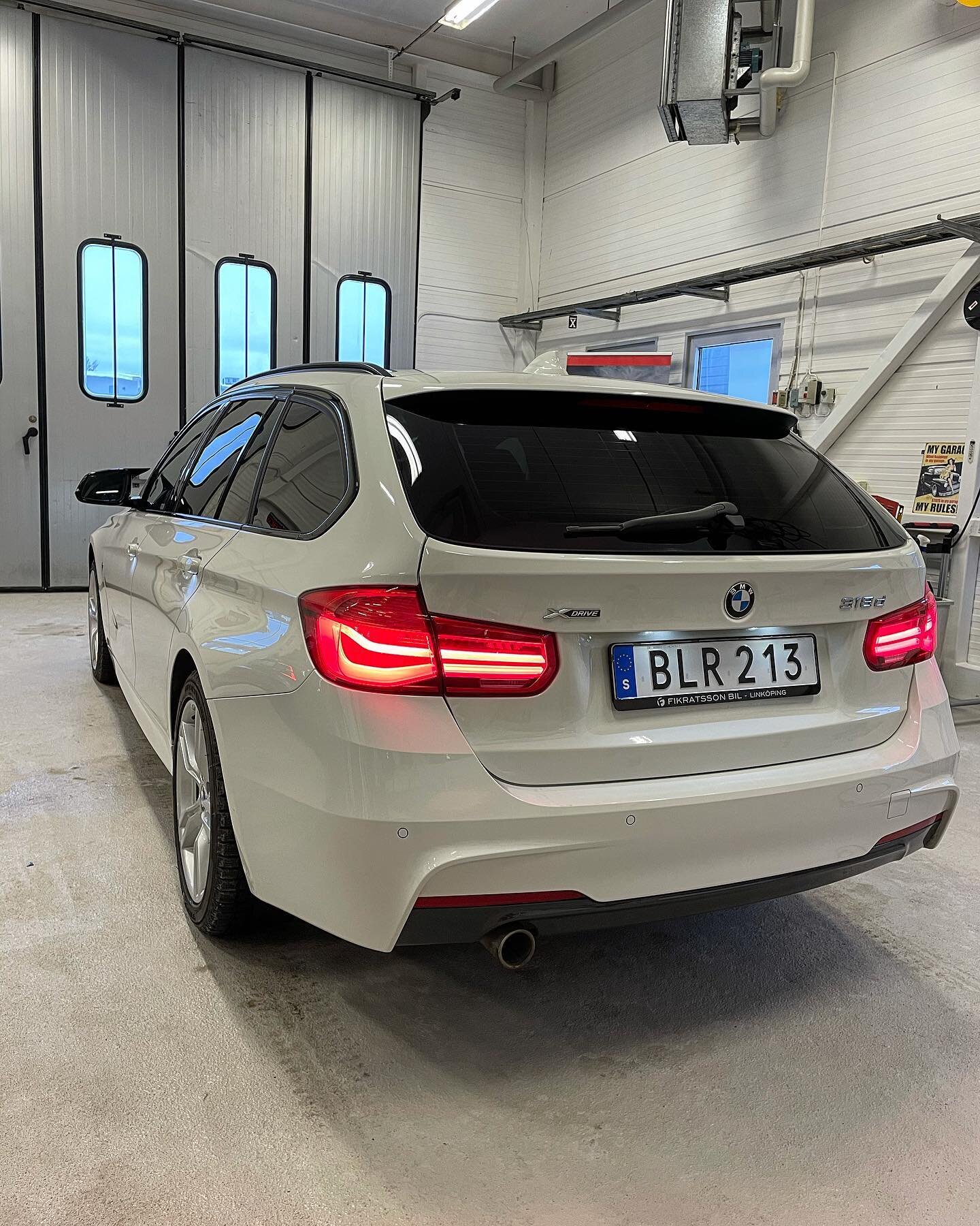 Show must go on🤩
#Toptint #Göteborg
&mdash;&mdash;&mdash;&mdash;&mdash;&mdash;&mdash;&mdash;&mdash;&mdash;&mdash;&mdash;&mdash;
🚗 Model: Bmw 318d 🇸🇪
◼️ Color : white 
🚘 : Tinted 5% windows &amp; Wraped gril🎗
&mdash;&mdash;&mdash;&mdash;&mdash;