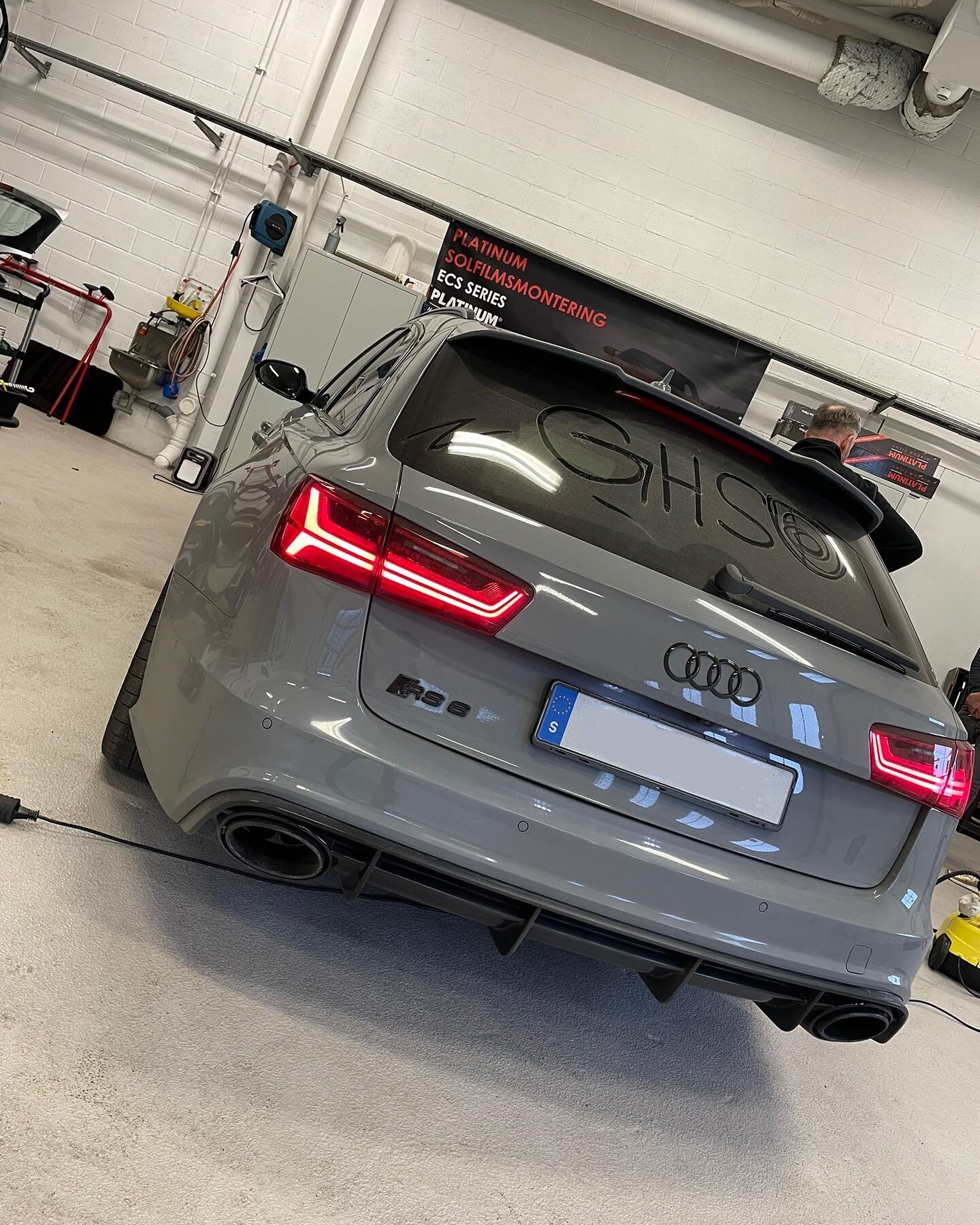 Vilket resultat 😍
Välkomna in för kika på vad som passar eran bil.
&bull;
&bull;
#Toptint #Göteborg
&mdash;&mdash;&mdash;&mdash;&mdash;&mdash;&mdash;&mdash;&mdash;&mdash;&mdash;
🚗 Audi RS6
◼️ Färg : Gr&aring;
🚘 Toning : 5% Toning Platinumsolf