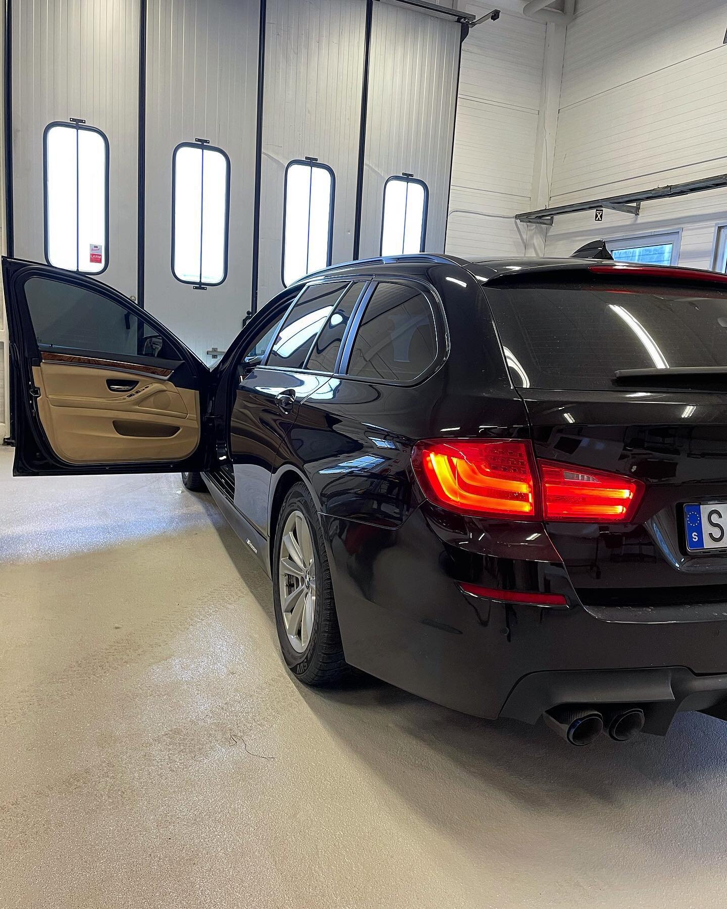 Show must go on🤩
#Toptint #Göteborg
&mdash;&mdash;&mdash;&mdash;&mdash;&mdash;&mdash;&mdash;&mdash;&mdash;&mdash;&mdash;&mdash;
🚗 Model: Bmw 530d 🇸🇪
◼️ Color : Svart
🚘 : Tinted 50% toning fram 🎗
&mdash;&mdash;&mdash;&mdash;&mdash;&mdash;&mdash