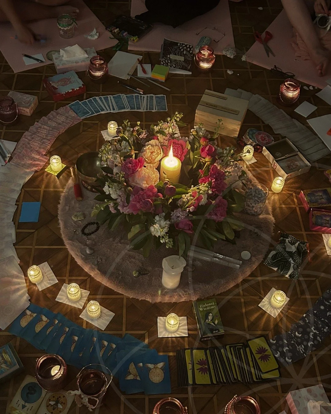 Kręgi kobiet to miejsca, gdzie dzielimy się naszą prawdą,
gdzie każda z nas jest wolna, by być sobą.
Siła płynąca z tej wsp&oacute;lnoty jest niezniszczalna.
Lucy H. Pearce, A Wild Soul Woman

W świecie, kt&oacute;ry przez lata uczył kobiety, by się 