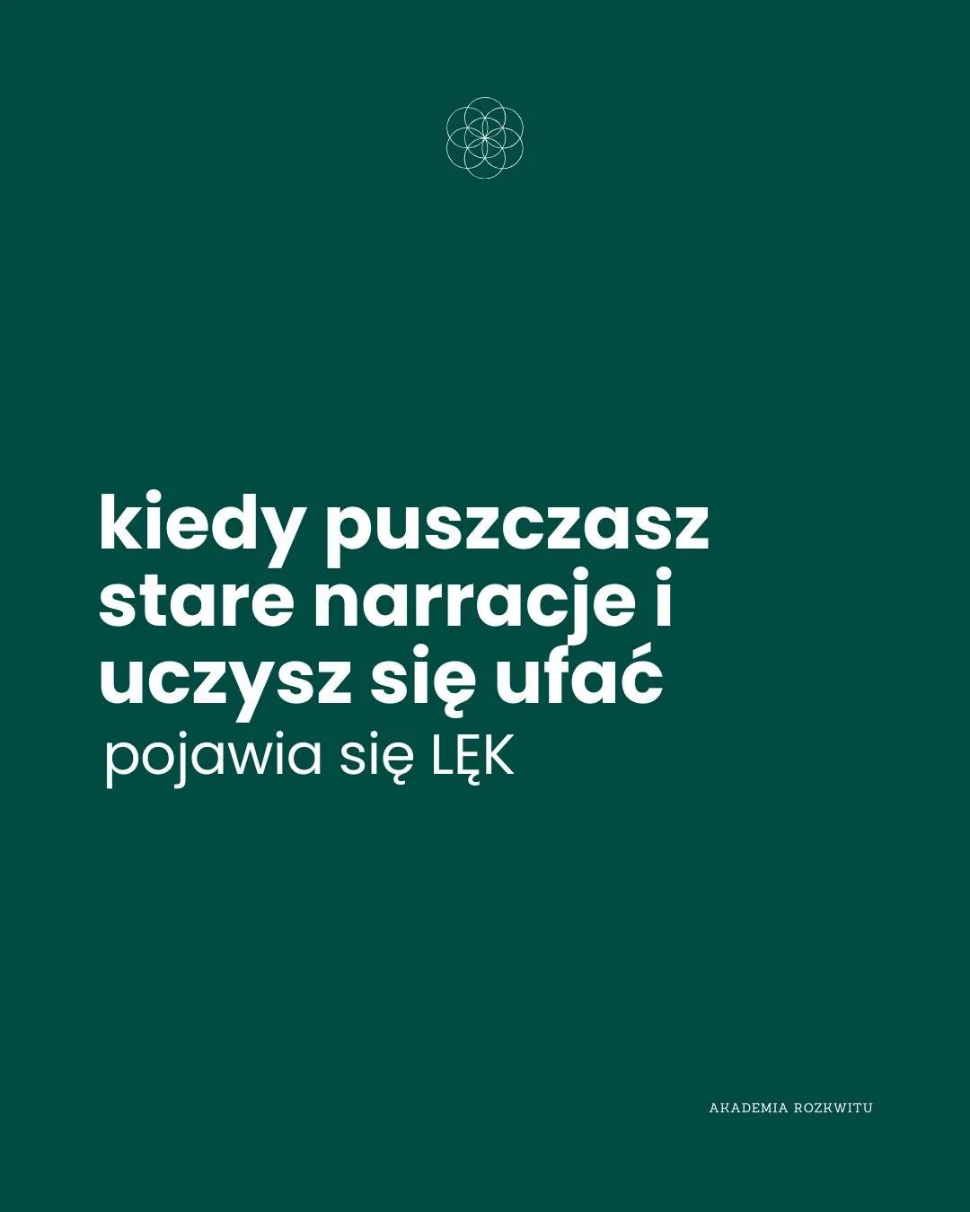 Kiedy puszczasz winę,
świat na chwilę staje się nieznany.
To normalne, że pojawia się lęk.

On nie oznacza, że robisz coś źle.
Oznacza, że stare narracje tracą władzę.

🌕 Lęk to brama, nie cofanie się.
Przejście z kontroli do zaufania.
Nie musisz wi