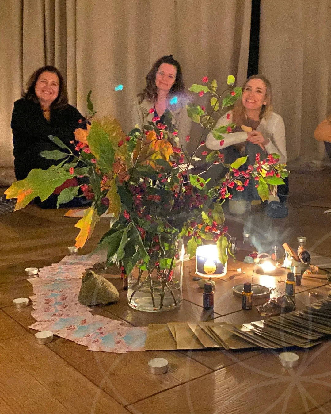 &bdquo;Krąg kobiet to miejsce, w kt&oacute;rym nie musisz niczego udowadniać.
Wystarczy, że jesteś.&rdquo;

Krąg przypomina, że nie jesteśmy tu po to, by się poprawiać, 
ale by wracać do siebie, kawałek po kawałku.

Pytanie na dziś: 
Gdzie w Twoim ży