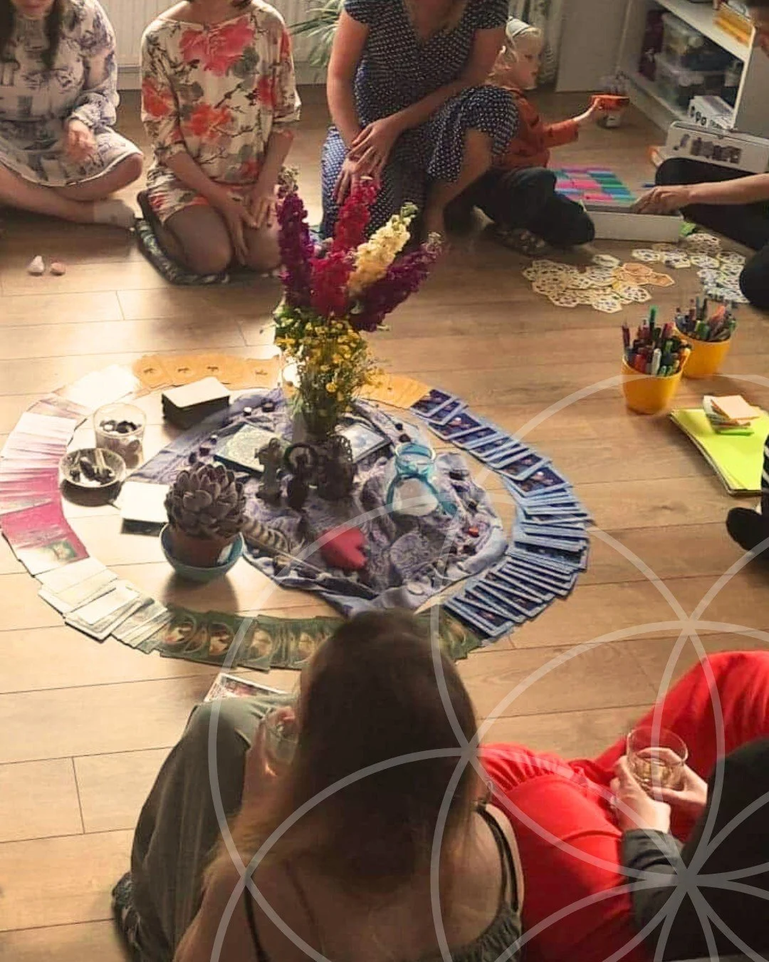 Krąg nie zmienia kobiet.Krąg przypomina im, kim zawsze były.

To nie przestrzeń naprawy.
To przestrzeń pamiętania.

Pytanie do refleksji:
Co w sobie czujesz, że zostało zapomniane, a chce wr&oacute;cić?

@akademiarozkwitu

Rozw&oacute;j Świadomości &