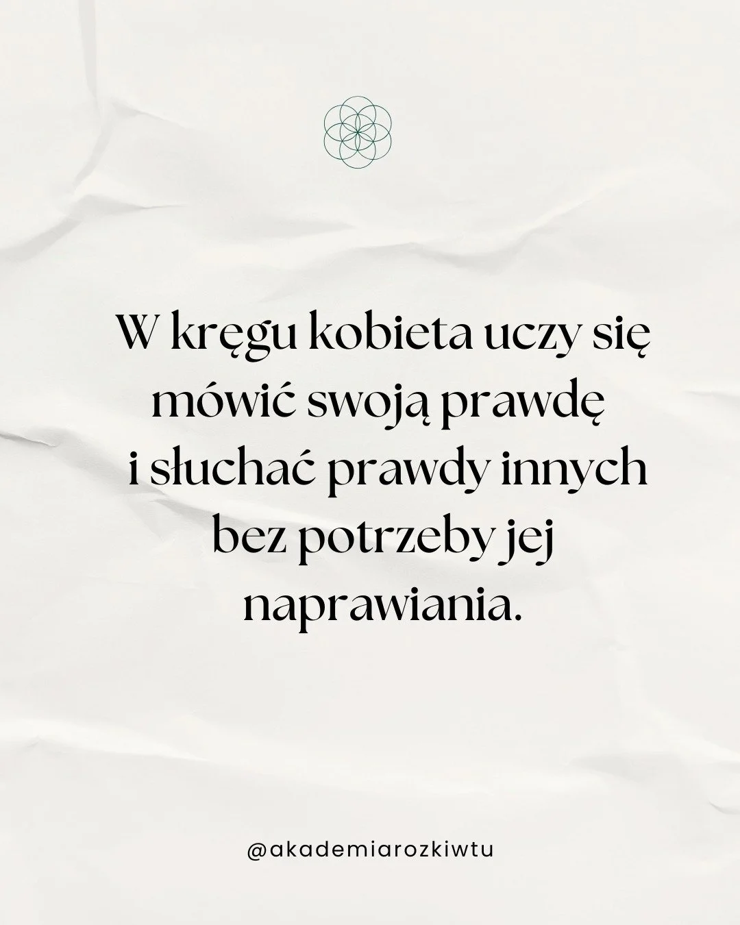 W kręgu kobieta uczy się m&oacute;wić swoją prawdę 
i słuchać prawdy innych bez potrzeby jej naprawiania.&rdquo;

To jedna z najgłębszych praktyk miłości i dojrzałości emocjonalnej.

Pytanie do refleksji:
Jak często pozwalasz sobie być wysłuchaną bez