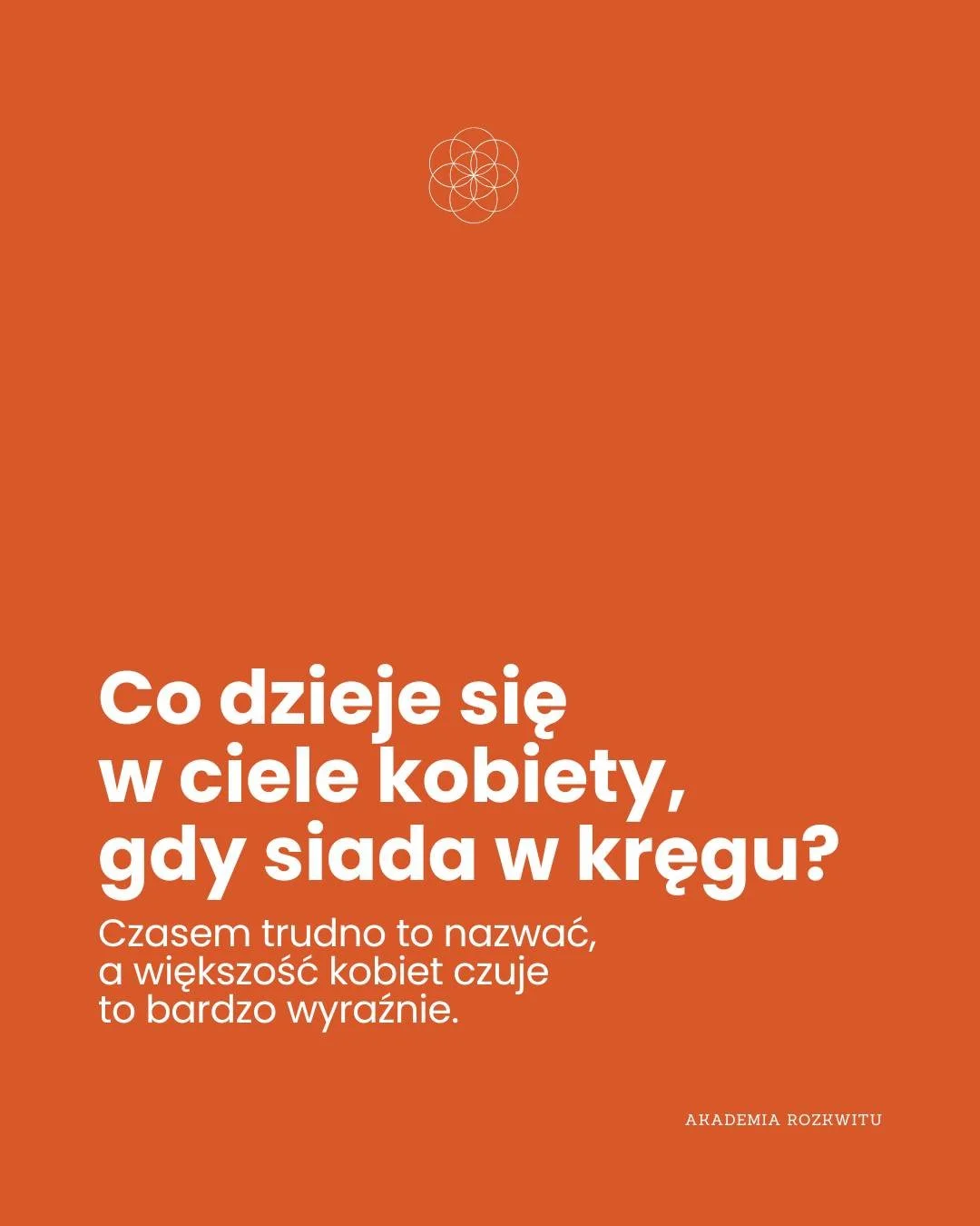 W kręgu wiele rzeczy dzieje się poza słowami.
Ciało zaczyna oddychać głębiej.
Napięcia puszczają.
Emocje znajdują przestrzeń.

To dlatego wiele kobiet m&oacute;wi po kręgu:
&bdquo;Czuję, jakbym wr&oacute;ciła do siebie.&rdquo;

@akademiarozkwitu

Roz
