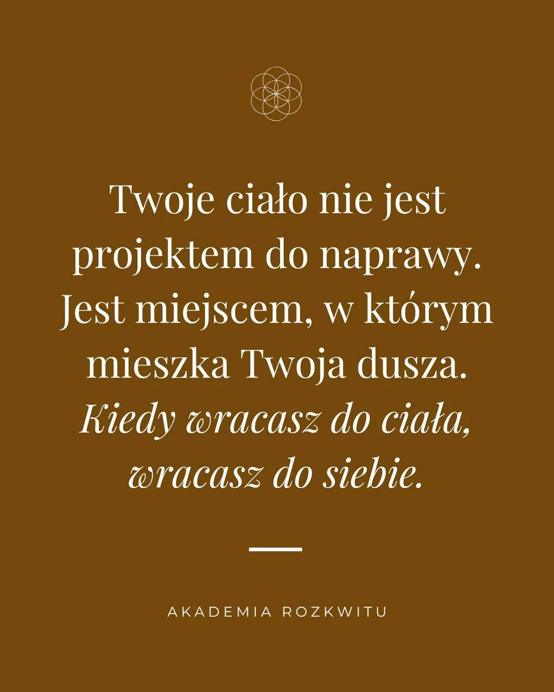Przez lata wiele kobiet uczyło się patrzeć na swoje ciało jak na coś,
co trzeba poprawić, kontrolować albo zmieniać.

A ciało nigdy nie było problemem do rozwiązania.
To właśnie w ciele mieszka Twoja intuicja, Twoje emocje i Twoja życiowa energia.
Ki