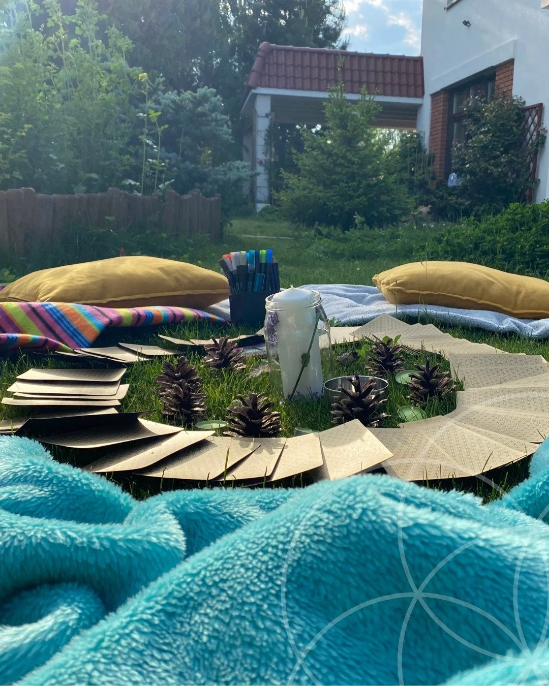 Kręgi kobiet leczą to, co powstało w relacjach poprzez relacje.
To tutaj uzdrawia się rana siostrzana. To tutaj uczymy się zaufania na nowo.

Jakie doświadczenia z innymi kobietami wciąż nosisz w swoim ciele?

@akademiarozkwitu

Rozw&oacute;j Świadom