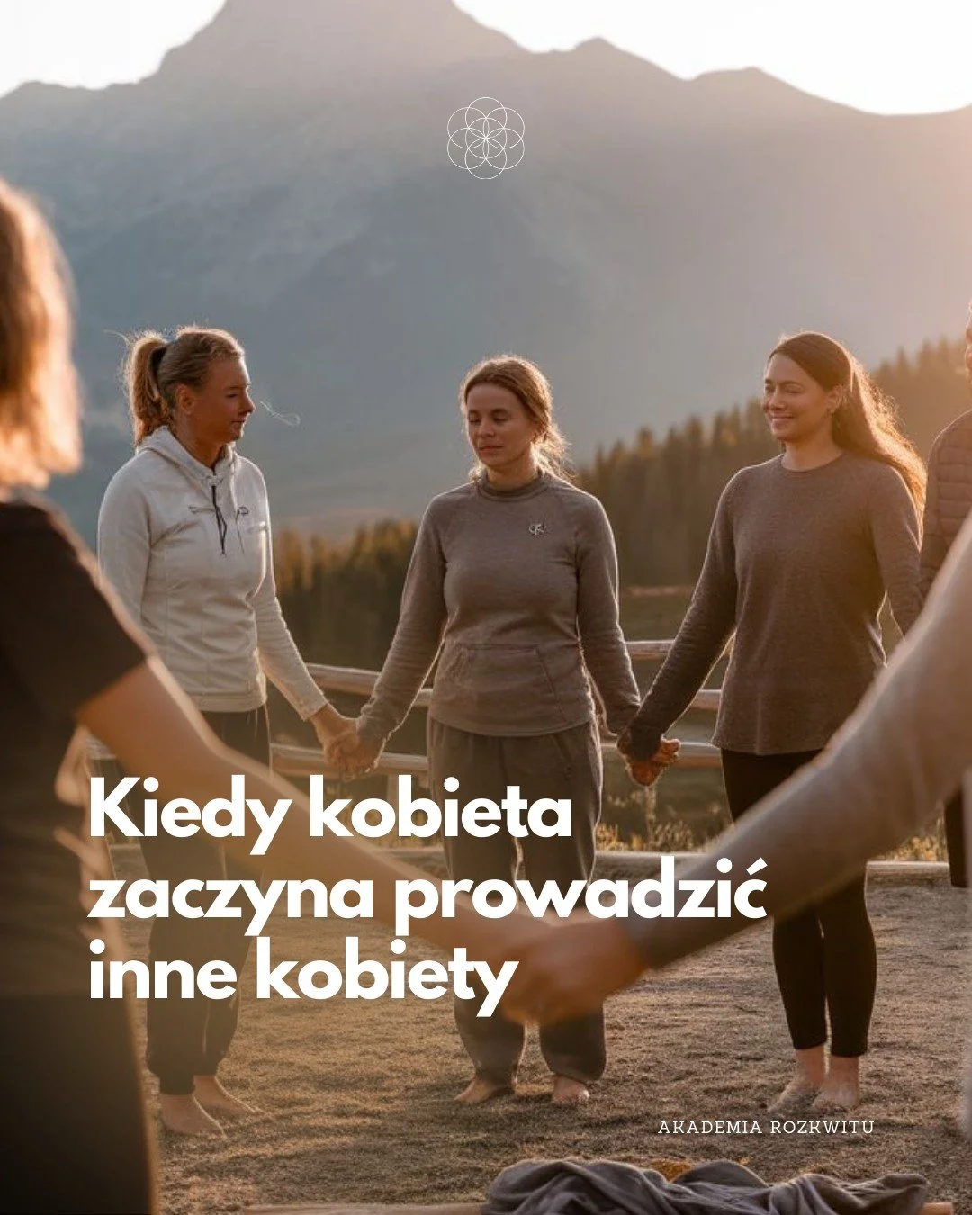 Czasem powołanie nie pojawia się jako wielki plan.
Czasem zaczyna się od cichego impulsu:
&bdquo;Chciałabym stworzyć taką przestrzeń dla innych kobiet.&rdquo;

I właśnie z takich impuls&oacute;w rodzą się kręgi kobiet.

@akademiarozkwitu

Rozw&oacute