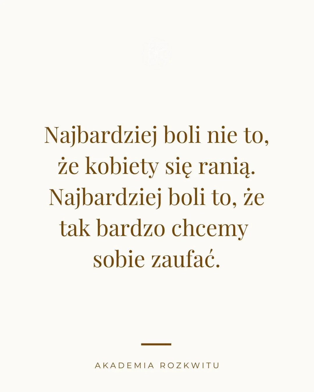 Wiele z nas nosi w sobie tęsknotę za siostrzeństwem.
Ale jednocześnie doświadczenie pokazuje coś innego.

To napięcie między pragnieniem a rzeczywistością,
to właśnie przestrzeń rany siostrzanej.

Jeśli czujesz, że ten temat Cię dotyka
nie musisz zos
