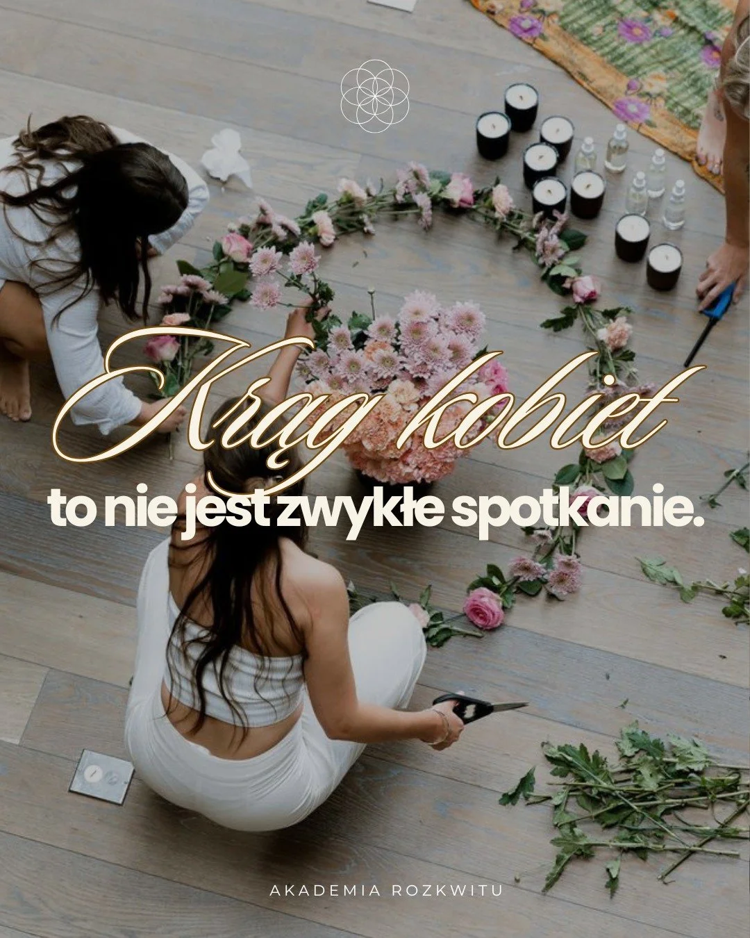 Krąg kobiet to przestrzeń, w kt&oacute;rej nie musisz się naprawiać.
Nie uczysz się być &bdquo;lepszą wersją siebie&rdquo;. Wracasz do tej, kt&oacute;rą już jesteś.

I często dopiero wtedy widzisz,
jak bardzo byłaś zmęczona trzymaniem wszystkiego sam