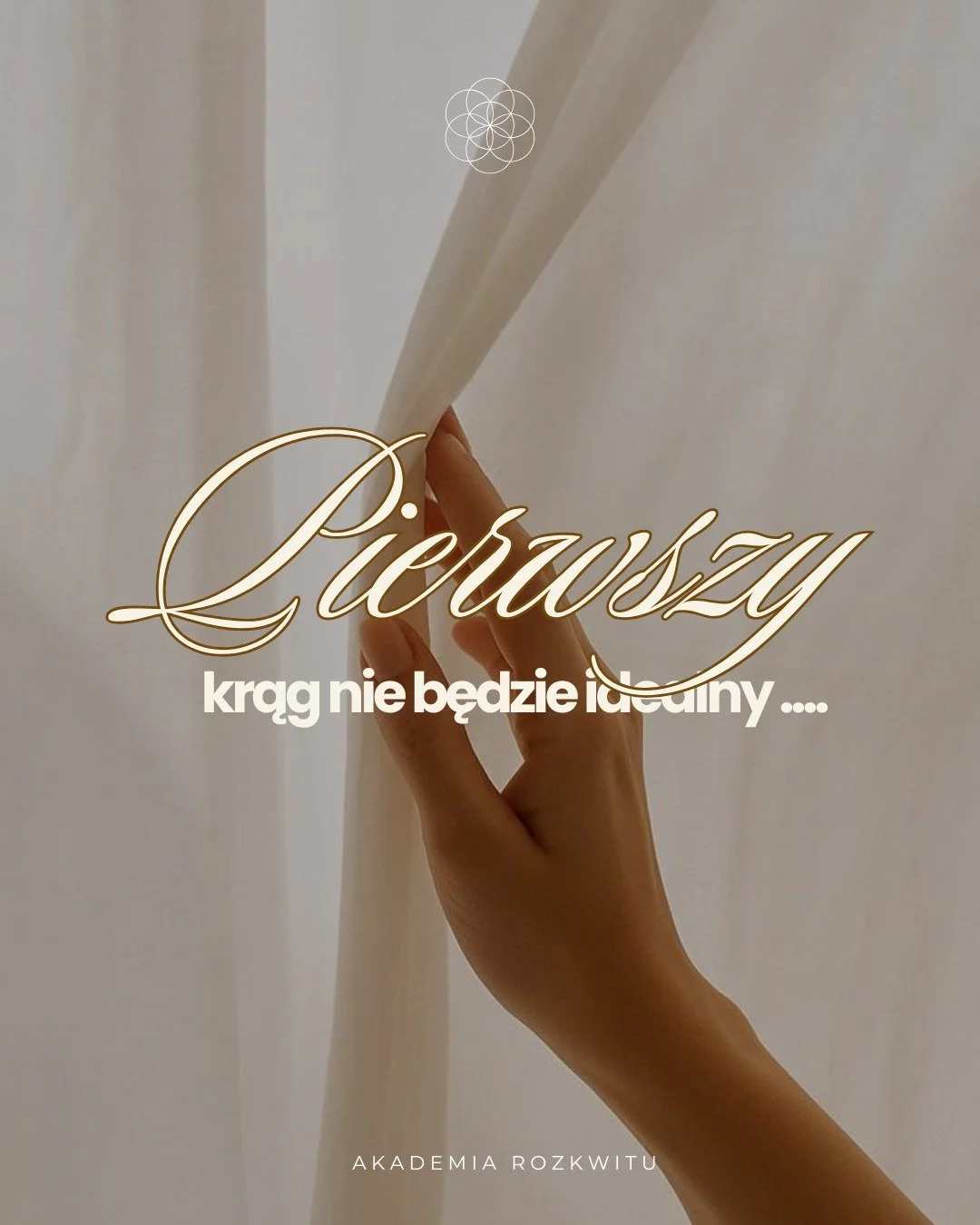 Pierwszy krąg rzadko wygląda tak, jak sobie wyobrażasz.
I bardzo dobrze.

Bo krąg nie jest czymś, co masz &bdquo;perfekcyjnie poprowadzić&rdquo;.
To przestrzeń, kt&oacute;rą uczysz się trzymać.
I to przychodzi z doświadczeniem.

Z pr&oacute;bami. Z m