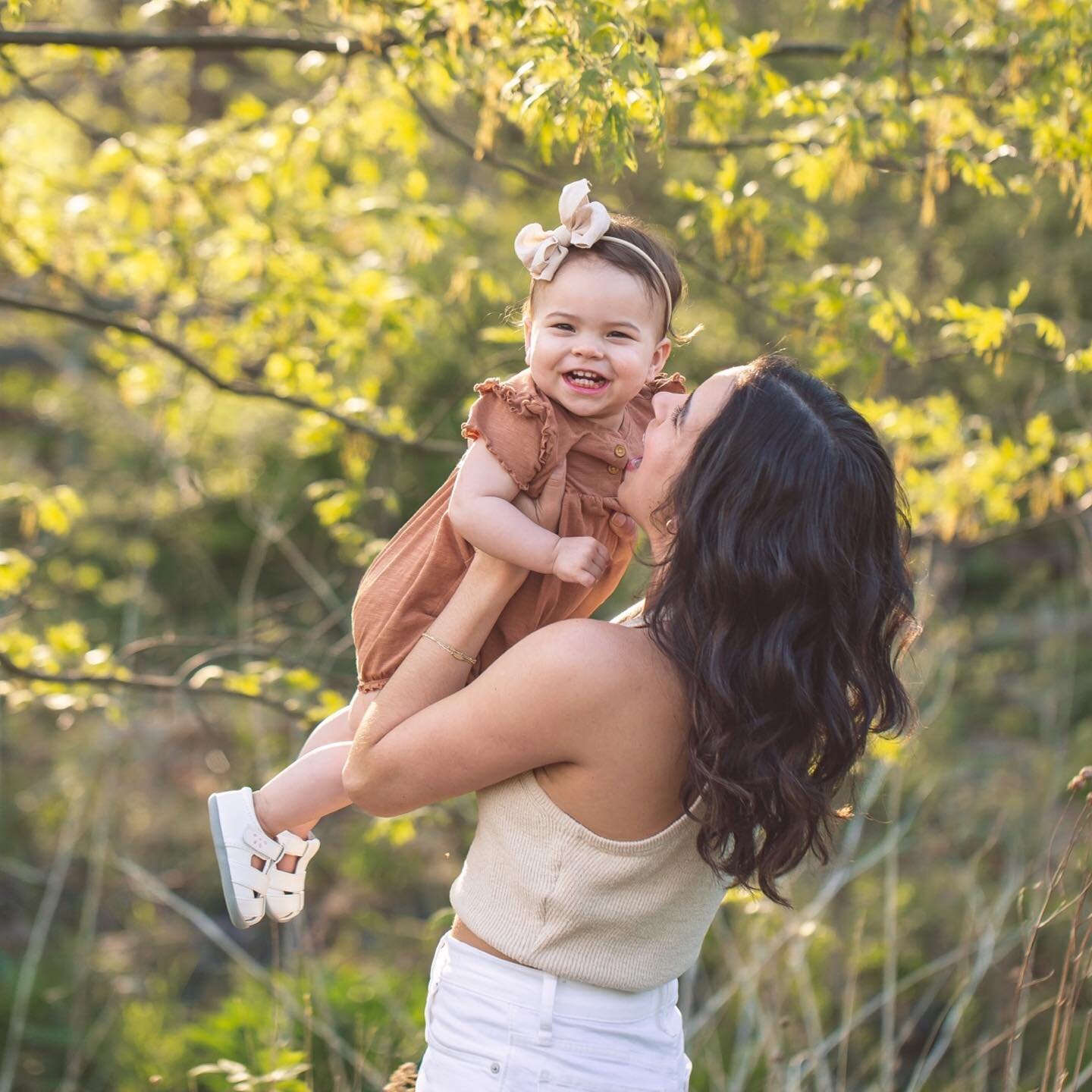 All smiles 😀 
The pose in the last photo 💕
.
.
.

#familyphotography #outdoorfamilyphotography #sunsetphotoshoot&nbsp;#familylifestyle #lifestylephotography #lifestylephotographer #familylifestylephotography #wheatonphotographer #wheatonfamilyphoto