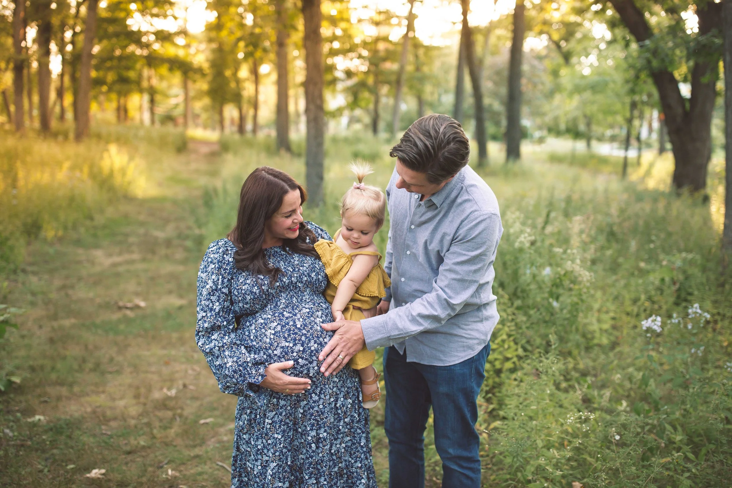 Maternity photo session in Glen Ellyn, IL. Photo by maternity photographer, Heidi Aubin.