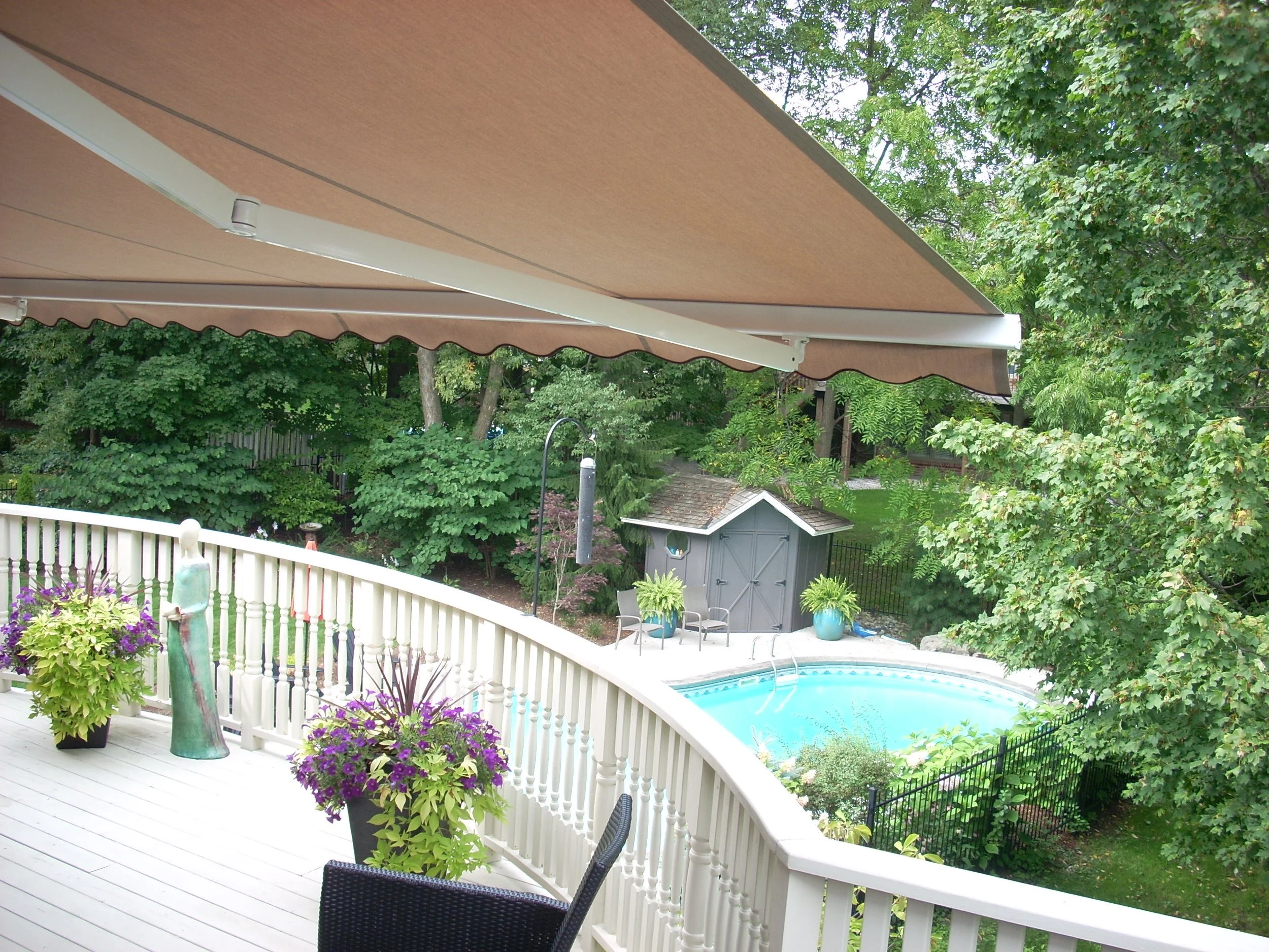 Classic vs. Full-Cassette Awnings: What's the Difference?