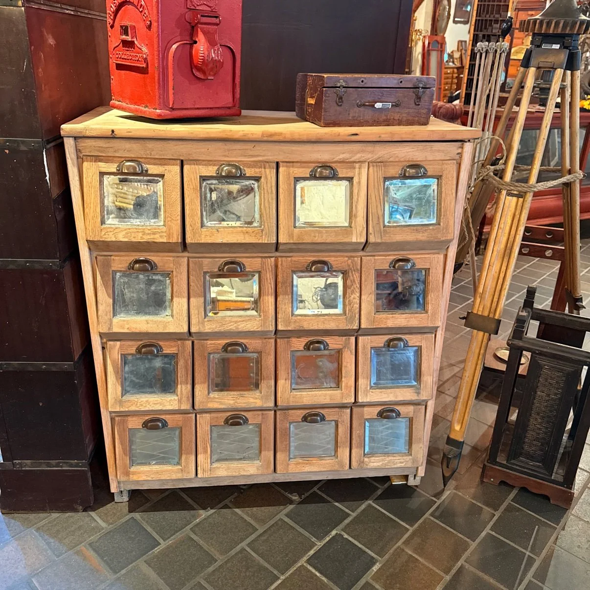 05-glass-drawer-cabinet.jpg