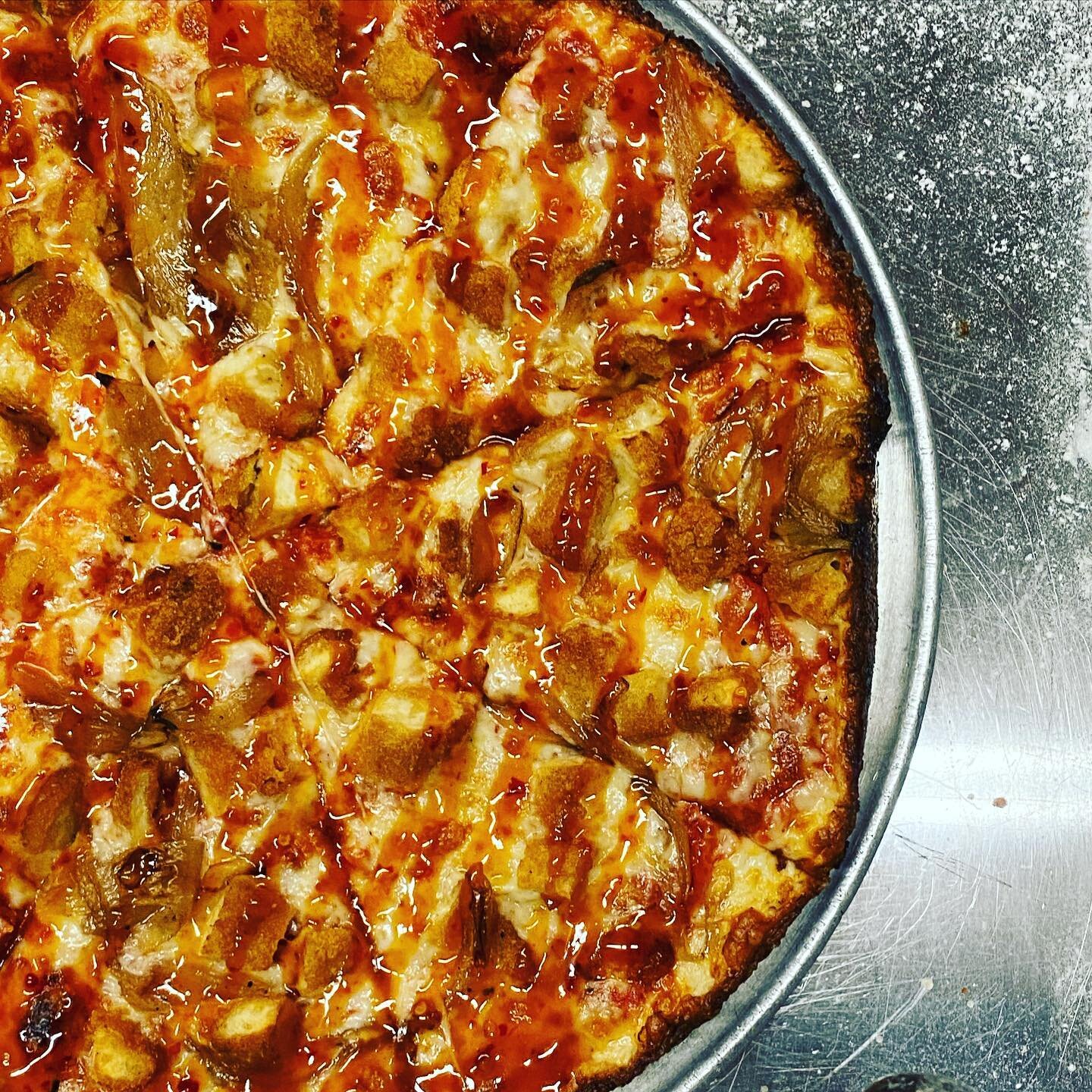 Awwwwww yeah!  Korean Rooster will warm ya up tonight 🔥🍕🐓 Fried Chicken, Saut&eacute;ed Onions, Finished w/ a Korean Drizzle.  #nashobaclub #nashobaclubpizza #craftpizza #koreanrooster #korean #rooster #pizza #pizzaofinstagram #pizzaofinsta