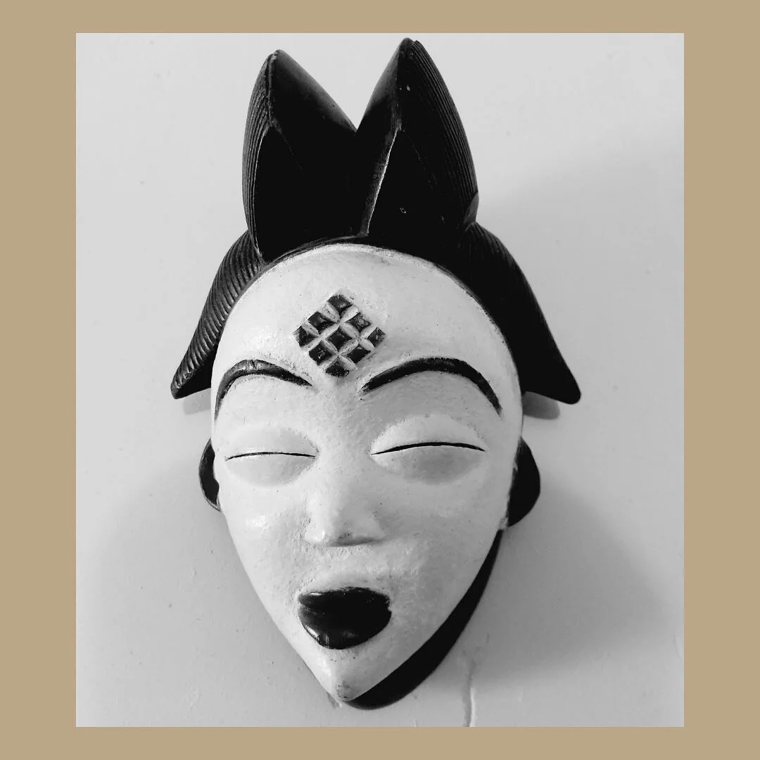 Punu mask, at home in Gabon.

With the white face painted with Kaolin (color linked to both light, death and the fight against evil spells).

Expresses the serenity of the elders who protect and advise from the realm of the dead used by dancers durin
