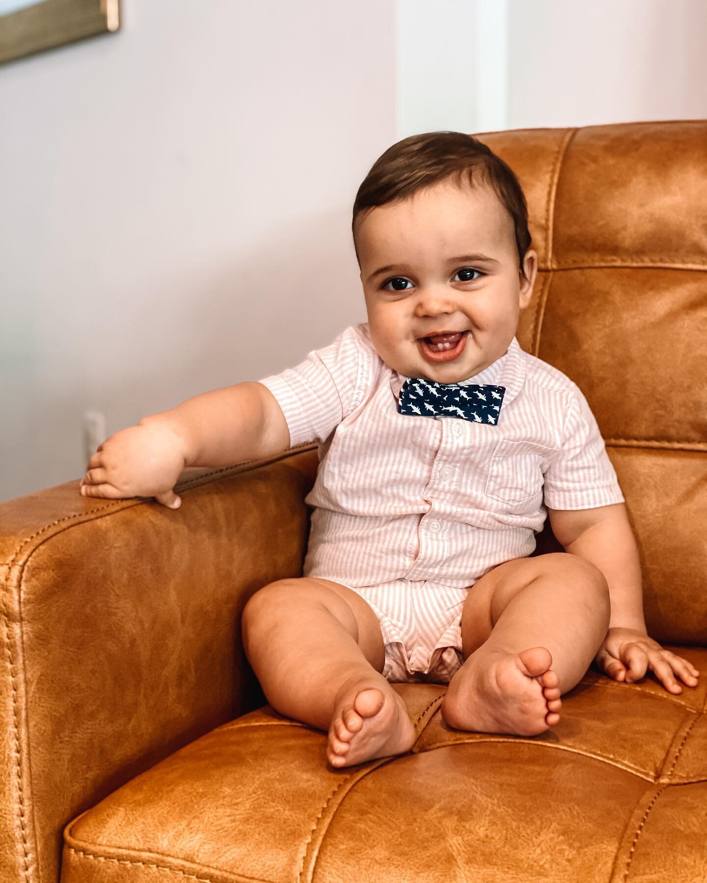 Good morning from this gorgeous little man who had to wear his easter outfit today bc he won&rsquo;t fit in it in a few weeks... 🌸🐰🐣 #nicolevell #eastercameearly #oldnavybaby #oldnavystyle #handmedowns #littlebrothers