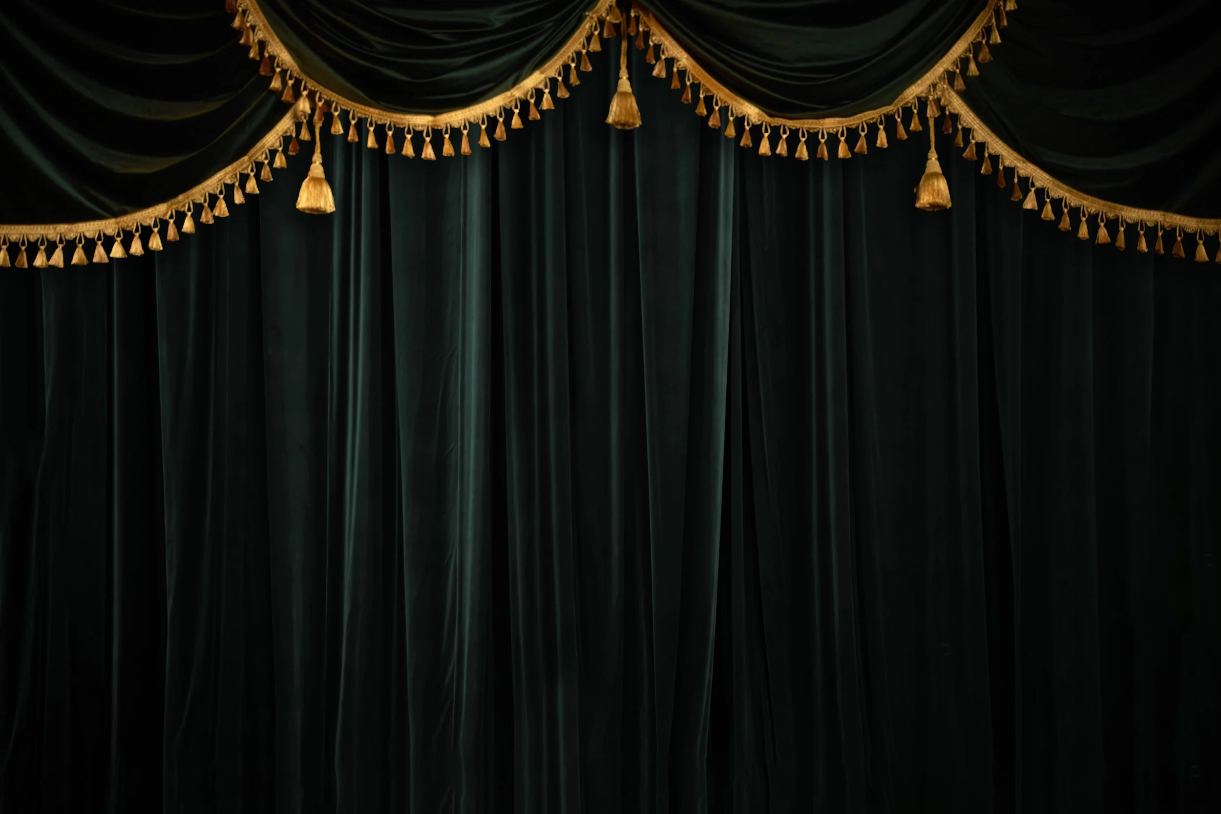 KaitlinButts_HelloHonkyTonk_curtain_nolight (1).jpg